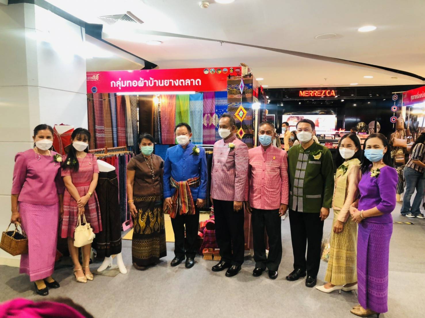 พช.ขอนแก่น : ร่วมเป็นเกียรติในพิธีเปิดโครงการตามแผนปฏิบัติราชการประจำปีของกลุ่มจังหวัดภาคตะวันออกเฉียงเหนือตอนกลาง ประจำปีงบประมาณ พ.ศ.2564 โครงการยกระดับผ้าไหมกลุ่มจังหวัดสู่นานาชาติ กิจกรรมยกระดับผ้าไหมกลุ่มจังหวัดสู่นานาชาติ (จังหวัดมหาสารคาม)