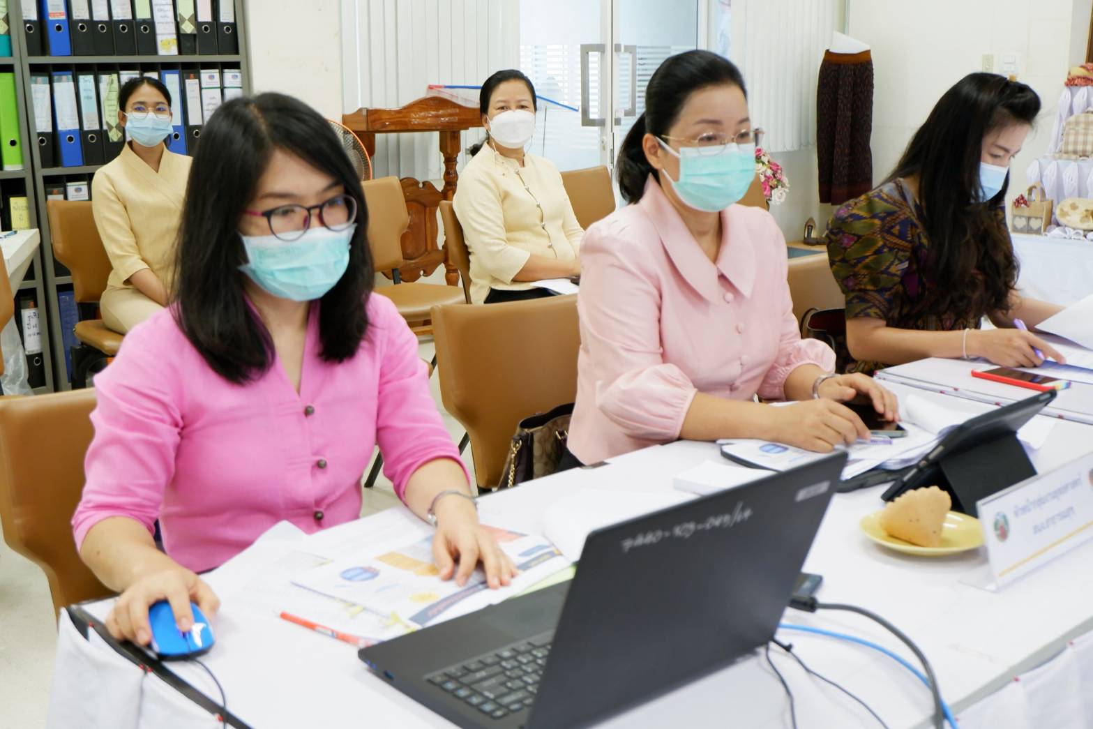ผู้ว่าราชการจังหวัดขอนแก่น : ประชุมคณะทำงานขับเคลื่อนการดำเนินงานการขจัดความยากจนและพัฒนาคนทุกช่วงวัยอย่างยั่งยืน ตามหลักปรัชญาของเศรษฐกิจพอเพียง ตามภารกิจ 5 มิติ ระดับจังหวัด ย้ำรัฐบาลให้ความสำคัญกับการ แก้ไขปัญหาความยากจน และพัฒนาคนทุกช่วงวัย กำชับ แก้ปัญหาความยากจนแบบพุ่งเป้า ต้องทำให้เกิดผลสำเร็จในระดับที่น่าพอใจ ภายในปี 65