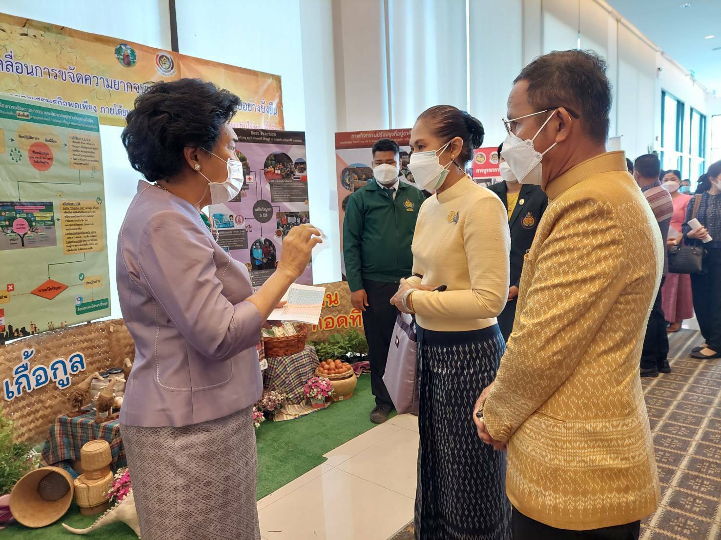 จังหวัดขอนแก่น : รัฐมนตรีว่าการกระทรวงมหาดไทย มอบนโยบายขับเคลื่อน ศจพ.ระดับพื้นที่ในการประชุมเชิงปฏิบัติการเพื่อซักซ้อมแนวทางการขับเคลื่อนศูนย์อำนวยการขจัดความยากจนและพัฒนาคนทุกช่วงวัยอย่างยั่งยืนตามหลักปรัชญาของเศรษฐกิจพอเพียงในระดับพื้นที่ ปีงบประมาณ พ.ศ. 2565  ภาคตะวันออกเฉียงเหนือ