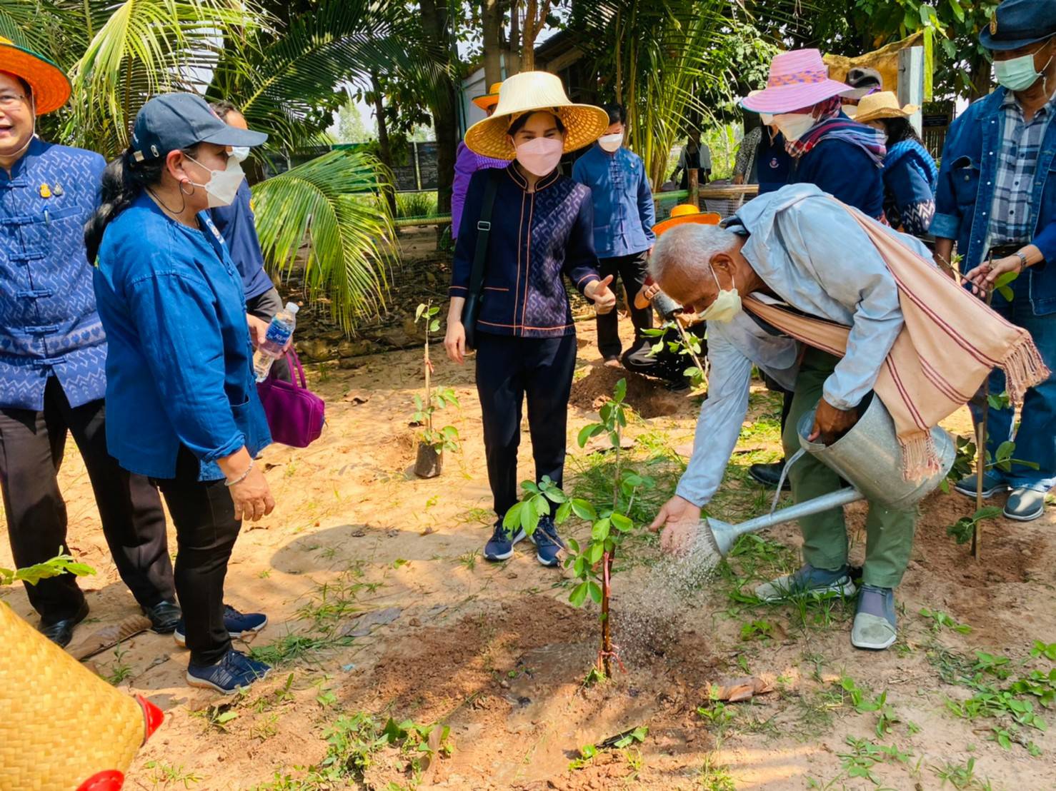 พช.ขอนแก่น : รองอธิบดี พช. (นายสุรศักดิ์ อักษรกุล) นำทีม เยือนถิ่นหมอแคน ลุยพื้นที่ต้นแบบการพัฒนาคุณภาพชีวิตตามหลักทฤษฎีใหม่ ประยุกต์สู่ “โคก หนอง นา พช.”