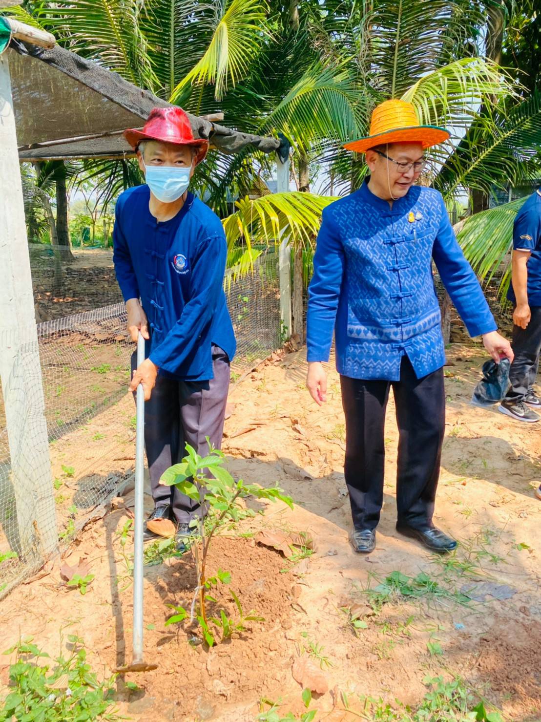 พช.ขอนแก่น : รองอธิบดี พช. (นายสุรศักดิ์ อักษรกุล) นำทีม เยือนถิ่นหมอแคน ลุยพื้นที่ต้นแบบการพัฒนาคุณภาพชีวิตตามหลักทฤษฎีใหม่ ประยุกต์สู่ “โคก หนอง นา พช.”