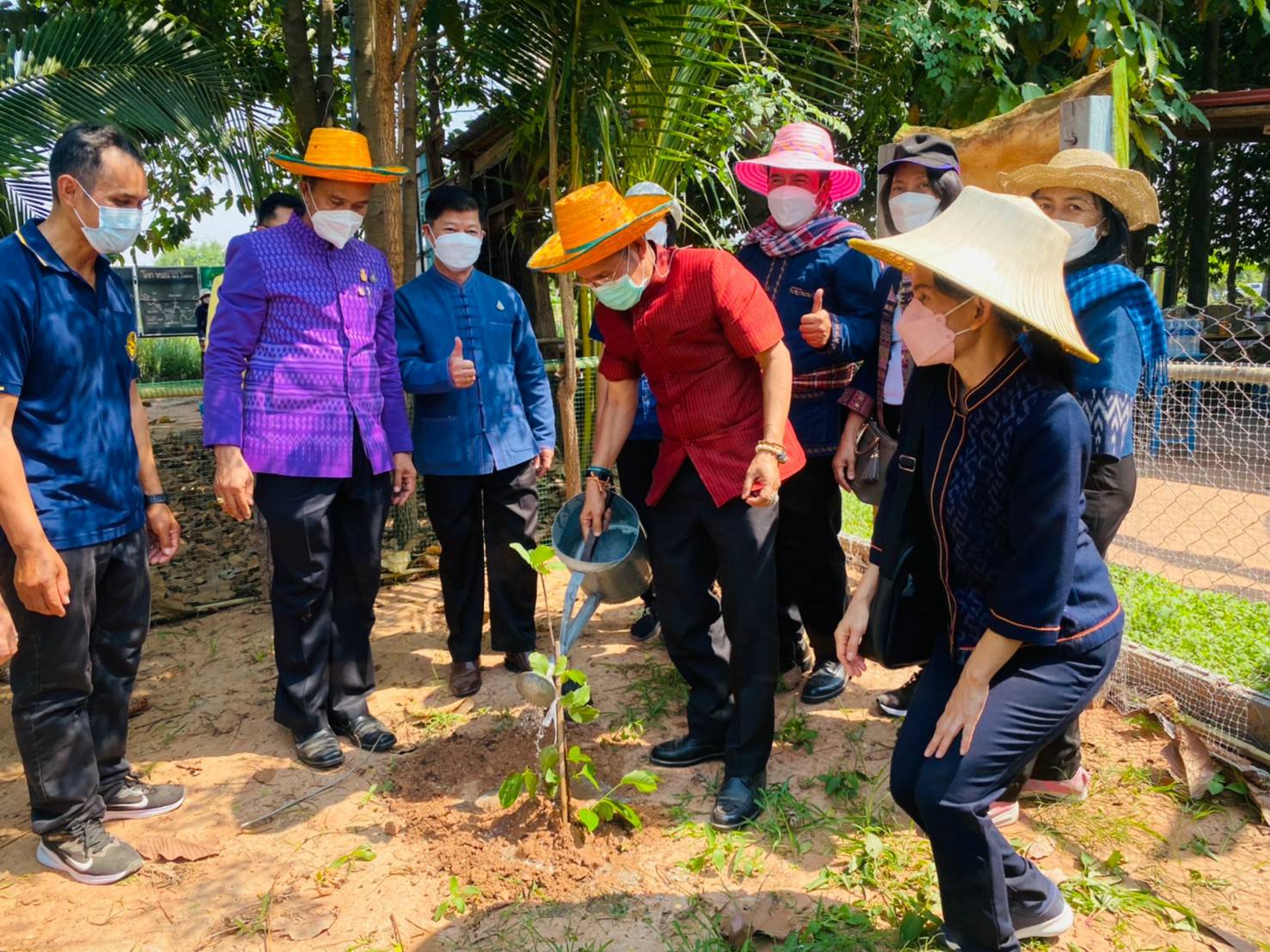 พช.ขอนแก่น : รองอธิบดี พช. (นายสุรศักดิ์ อักษรกุล) นำทีม เยือนถิ่นหมอแคน ลุยพื้นที่ต้นแบบการพัฒนาคุณภาพชีวิตตามหลักทฤษฎีใหม่ ประยุกต์สู่ “โคก หนอง นา พช.”