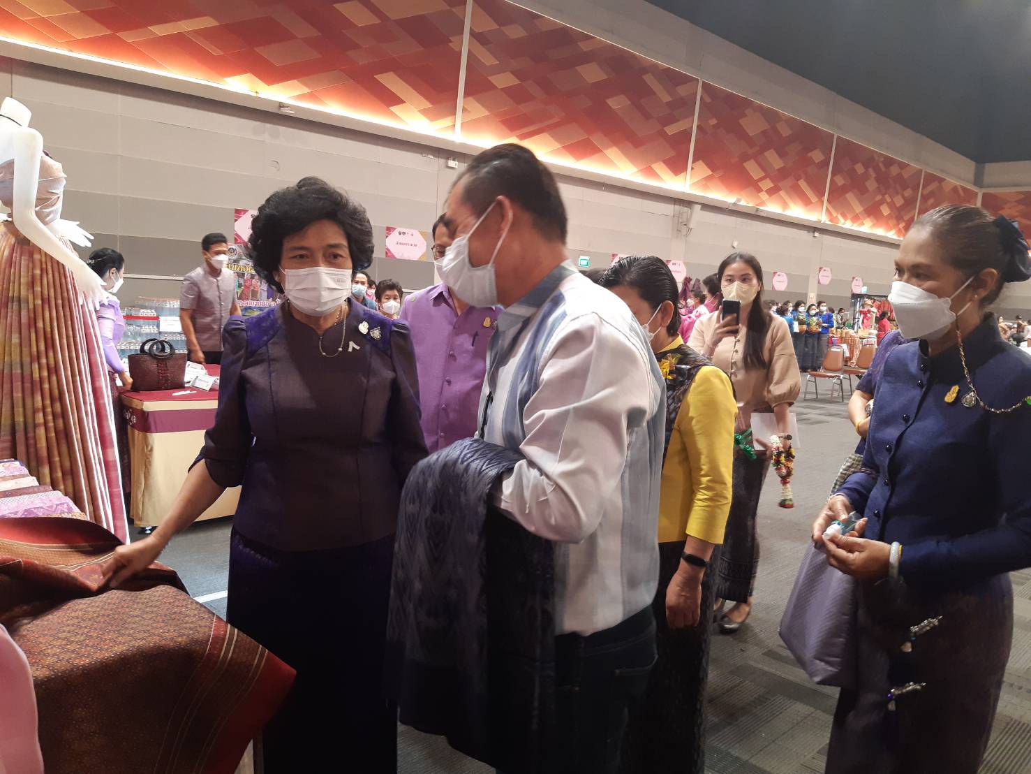 จังหวัดขอนแก่น : ประธานสภาสตรีแห่งชาติ ในพระบรมราชินูปถัมภ์ เปิดงานวันสตรีสากล 2565 “รวมพลังสตรี ศรีขอนแก่น สืบสาน สร้างสรรค์ แบ่งปันชุมชน”