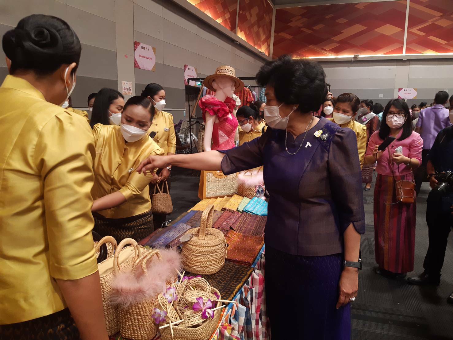 จังหวัดขอนแก่น : ประธานสภาสตรีแห่งชาติ ในพระบรมราชินูปถัมภ์ เปิดงานวันสตรีสากล 2565 “รวมพลังสตรี ศรีขอนแก่น สืบสาน สร้างสรรค์ แบ่งปันชุมชน”