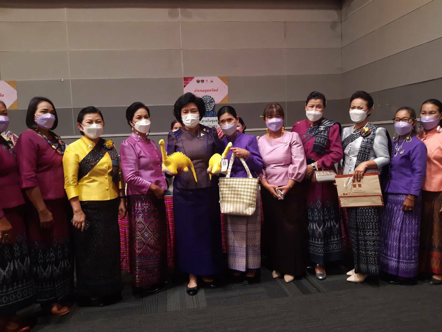 จังหวัดขอนแก่น : ประธานสภาสตรีแห่งชาติ ในพระบรมราชินูปถัมภ์ เปิดงานวันสตรีสากล 2565 “รวมพลังสตรี ศรีขอนแก่น สืบสาน สร้างสรรค์ แบ่งปันชุมชน”