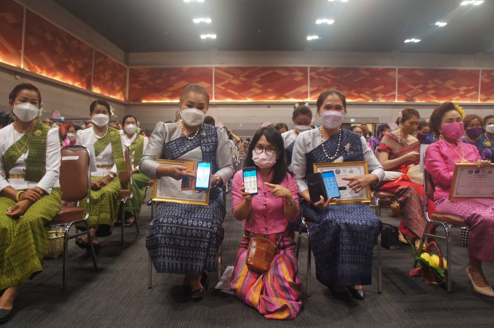 จังหวัดขอนแก่น : รวมพลังสตรี ศรีขอนแก่น สืบสาน สร้างสรรค์ แบ่งปันชุมชน ร่วมใจโหลดแอพพลิเคชั่น “Click ชุมชน” “CDD EIS พกพา”