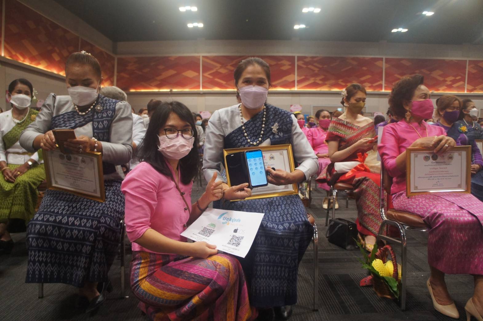 จังหวัดขอนแก่น : รวมพลังสตรี ศรีขอนแก่น สืบสาน สร้างสรรค์ แบ่งปันชุมชน ร่วมใจโหลดแอพพลิเคชั่น “Click ชุมชน” “CDD EIS พกพา”