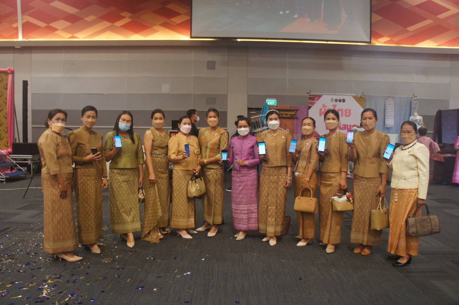จังหวัดขอนแก่น : รวมพลังสตรี ศรีขอนแก่น สืบสาน สร้างสรรค์ แบ่งปันชุมชน ร่วมใจโหลดแอพพลิเคชั่น “Click ชุมชน” “CDD EIS พกพา”