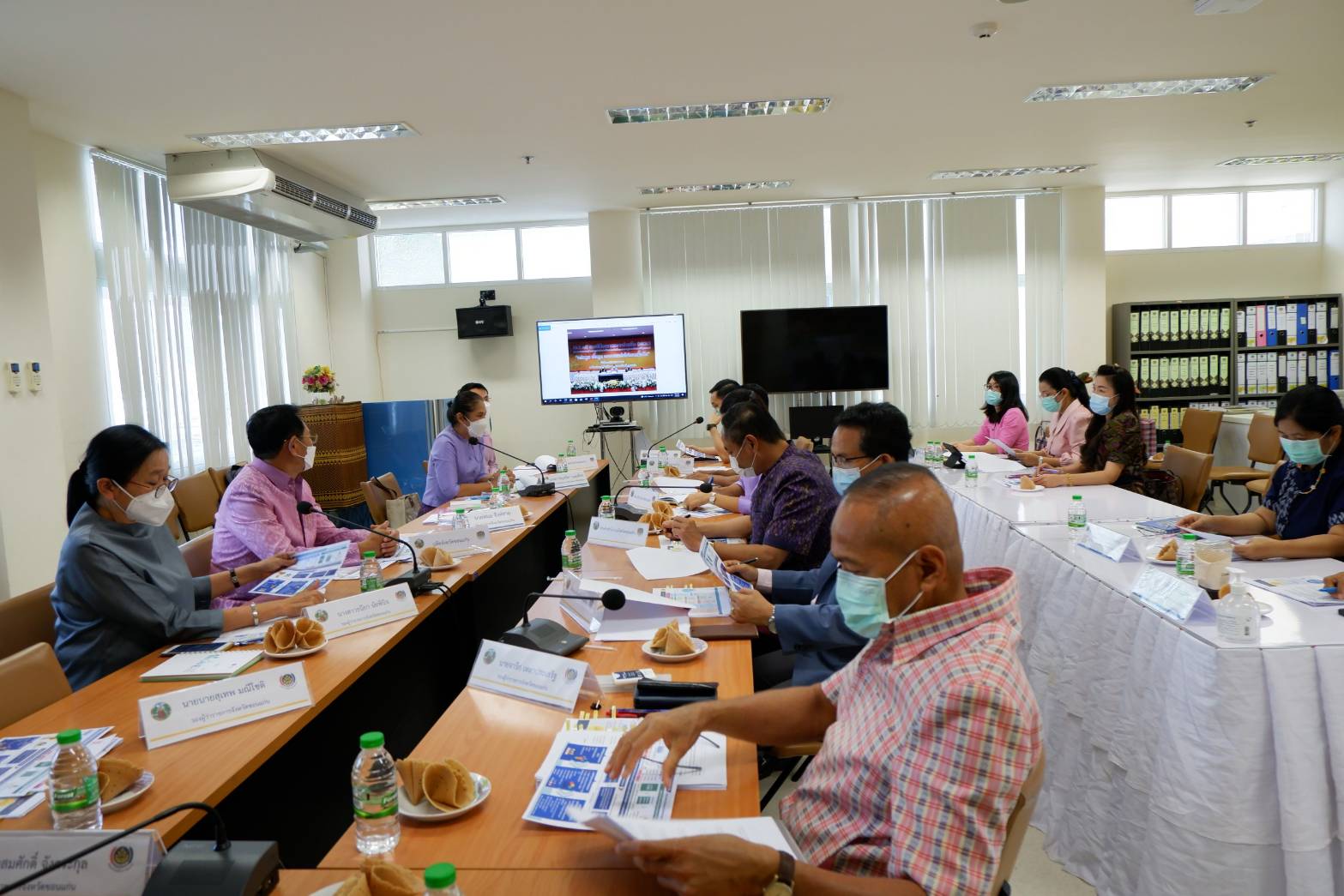 ผู้ว่าราชการจังหวัดขอนแก่น : ประชุมคณะทำงานขับเคลื่อนการดำเนินงานการขจัดความยากจนและพัฒนาคนทุกช่วงวัยอย่างยั่งยืน ตามหลักปรัชญาของเศรษฐกิจพอเพียง ตามภารกิจ 5 มิติ ระดับจังหวัด ย้ำรัฐบาลให้ความสำคัญกับการ แก้ไขปัญหาความยากจน และพัฒนาคนทุกช่วงวัย กำชับ แก้ปัญหาความยากจนแบบพุ่งเป้า ต้องทำให้เกิดผลสำเร็จในระดับที่น่าพอใจ ภายในปี 65