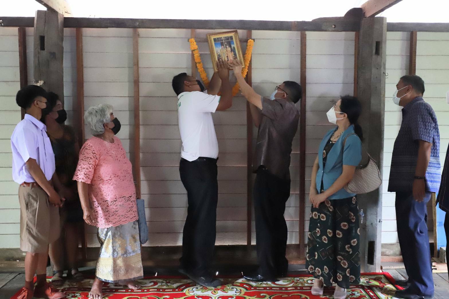 จังหวัดขอนแก่น: มอบบ้านครัวเรือนยากจน ตามโครงการขจัดความยากจนและพัฒนาคนทุกช่วงวัยอย่างยั่งยืนตามหลักปรัชญาของเศรษฐกิจพอเพียง ภายใต้ยุทธศาสตร์ “แก่นคูน เกื้อกูล คนขอนแก่นไม่ทอดทิ้งกัน ครัวเรือน นางทองคูณ ไทยทวี