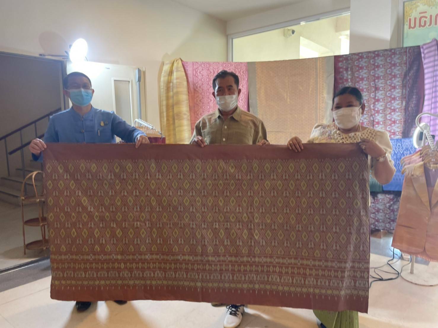 พช.ขอนแก่น : ผลักดันสินค้าโอทอป หวังช่วยชุมชนฝ่าวิกฤติ โควิด-19 “จัดกิจกรรมแสดงและจำหน่ายผลิตภัณฑ์ OTOP”ในวันประชุมหัวหน้าส่วนราชการ หัวหน้าหน่วยงานรัฐวิสาหกิจ