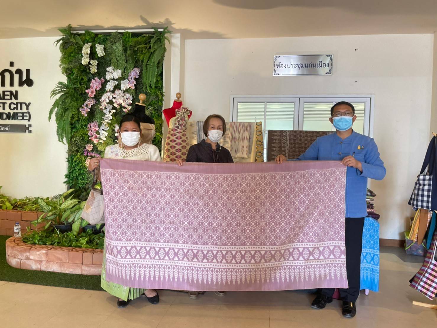 พช.ขอนแก่น : ผลักดันสินค้าโอทอป หวังช่วยชุมชนฝ่าวิกฤติ โควิด-19 “จัดกิจกรรมแสดงและจำหน่ายผลิตภัณฑ์ OTOP”ในวันประชุมหัวหน้าส่วนราชการ หัวหน้าหน่วยงานรัฐวิสาหกิจ