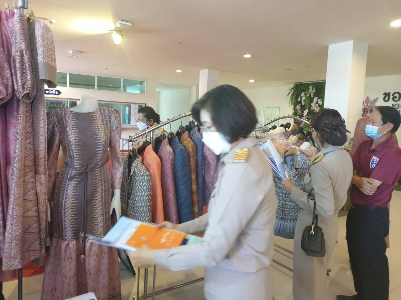 พช.ขอนแก่น : ผลักดันสินค้าโอทอป หวังช่วยชุมชนฝ่าวิกฤติ โควิด-19 “จัดกิจกรรมแสดงและจำหน่ายผลิตภัณฑ์ OTOP”ในวันประชุมหัวหน้าส่วนราชการ หัวหน้าหน่วยงานรัฐวิสาหกิจ