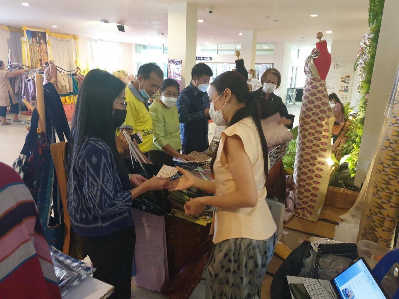 พช.ขอนแก่น : ผลักดันสินค้าโอทอป หวังช่วยชุมชนฝ่าวิกฤติ โควิด-19 “จัดกิจกรรมแสดงและจำหน่ายผลิตภัณฑ์ OTOP”ในวันประชุมหัวหน้าส่วนราชการ หัวหน้าหน่วยงานรัฐวิสาหกิจ
