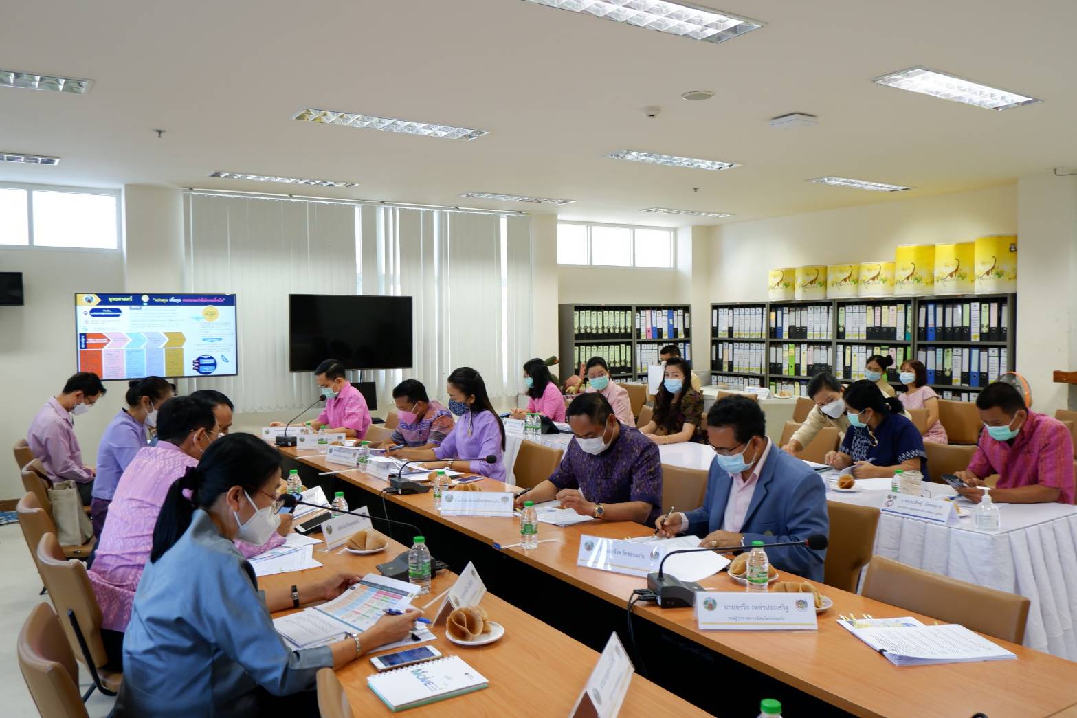 ผู้ว่าราชการจังหวัดขอนแก่น : ประชุมคณะทำงานขับเคลื่อนการดำเนินงานการขจัดความยากจนและพัฒนาคนทุกช่วงวัยอย่างยั่งยืน ตามหลักปรัชญาของเศรษฐกิจพอเพียง ตามภารกิจ 5 มิติ ระดับจังหวัด ย้ำรัฐบาลให้ความสำคัญกับการ แก้ไขปัญหาความยากจน และพัฒนาคนทุกช่วงวัย กำชับ แก้ปัญหาความยากจนแบบพุ่งเป้า ต้องทำให้เกิดผลสำเร็จในระดับที่น่าพอใจ ภายในปี 65