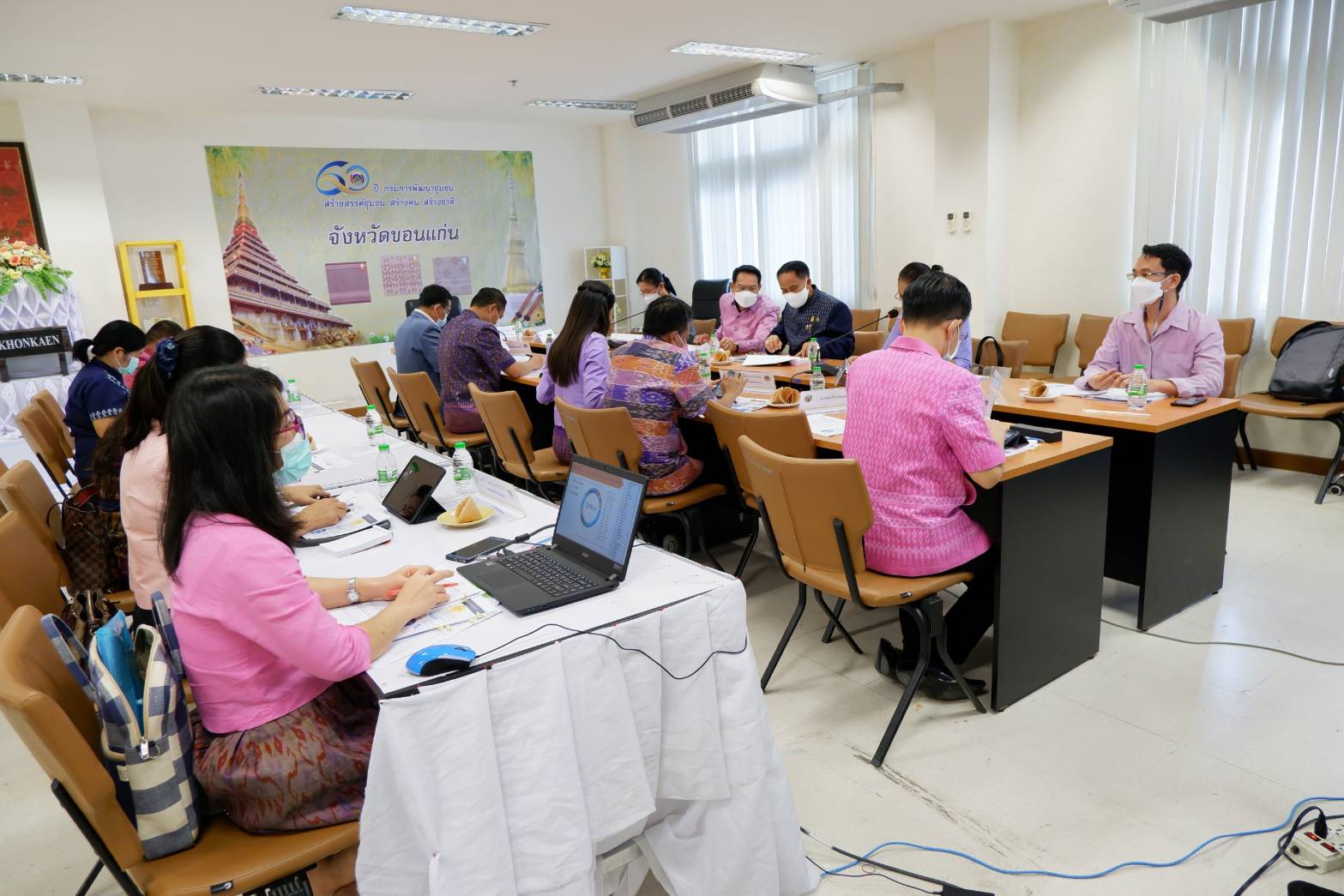 ผู้ว่าราชการจังหวัดขอนแก่น : ประชุมคณะทำงานขับเคลื่อนการดำเนินงานการขจัดความยากจนและพัฒนาคนทุกช่วงวัยอย่างยั่งยืน ตามหลักปรัชญาของเศรษฐกิจพอเพียง ตามภารกิจ 5 มิติ ระดับจังหวัด ย้ำรัฐบาลให้ความสำคัญกับการ แก้ไขปัญหาความยากจน และพัฒนาคนทุกช่วงวัย กำชับ แก้ปัญหาความยากจนแบบพุ่งเป้า ต้องทำให้เกิดผลสำเร็จในระดับที่น่าพอใจ ภายในปี 65