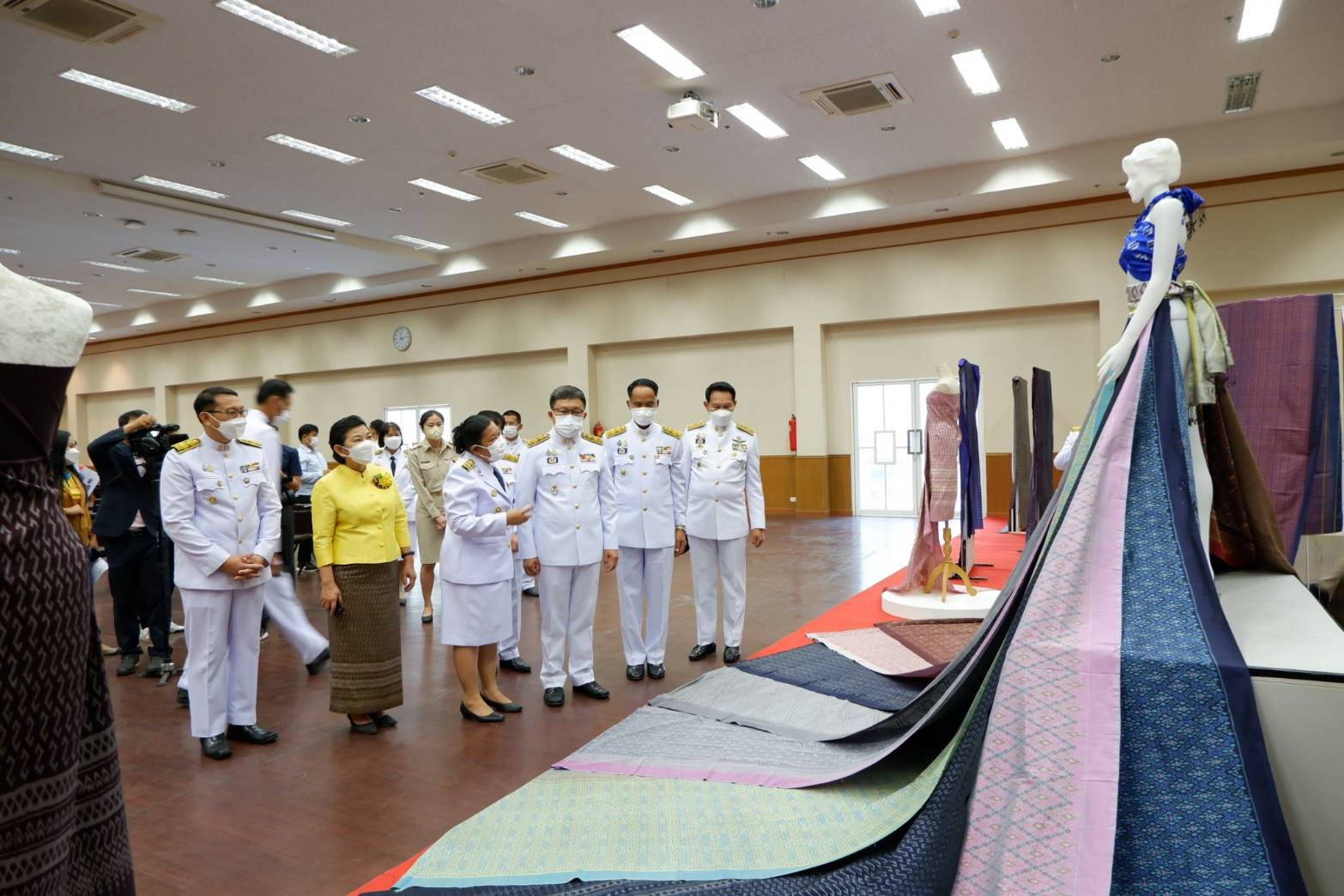 จังหวัดขอนแก่น จัดพิธีมอบแบบผ้าลายพระราชทาน “ผ้าขิดลายนารีรัตนราชกัญญา”