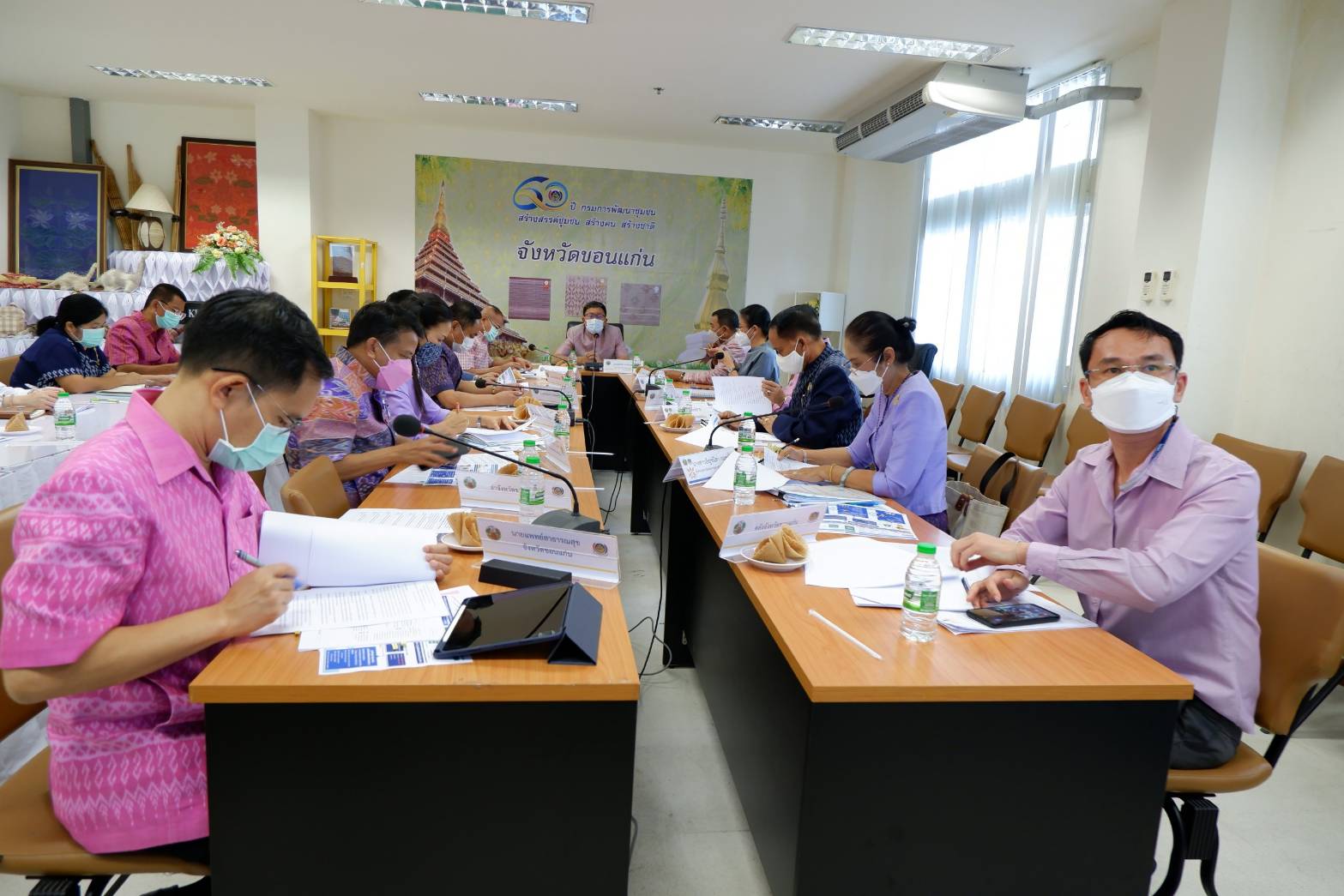 ผู้ว่าราชการจังหวัดขอนแก่น : ประชุมคณะทำงานขับเคลื่อนการดำเนินงานการขจัดความยากจนและพัฒนาคนทุกช่วงวัยอย่างยั่งยืน ตามหลักปรัชญาของเศรษฐกิจพอเพียง ตามภารกิจ 5 มิติ ระดับจังหวัด ย้ำรัฐบาลให้ความสำคัญกับการ แก้ไขปัญหาความยากจน และพัฒนาคนทุกช่วงวัย กำชับ แก้ปัญหาความยากจนแบบพุ่งเป้า ต้องทำให้เกิดผลสำเร็จในระดับที่น่าพอใจ ภายในปี 65