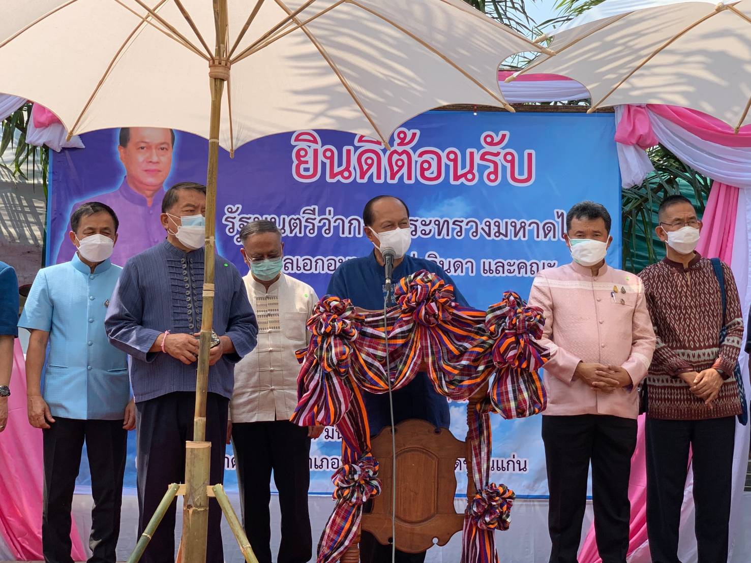 จังหวัดขอนแก่น “รัฐมนตรีว่าการกระทรวงมหาดไทย และคณะ ลงพื้นที่ตรวจเยี่ยมครัวเรือนเป้าหมายแก้ปัญหาความยากจนในอำเภอหนองเรือ จังหวัดขอนแก่น พร้อมให้กำลังใจครอบครัวเน้นย้ำทุกภาคส่วนบูรณาการ ช่วยเหลือเพื่อพัฒนา คุณภาพชีวิต ที่ดีขึ้นอย่างยั่งยืน