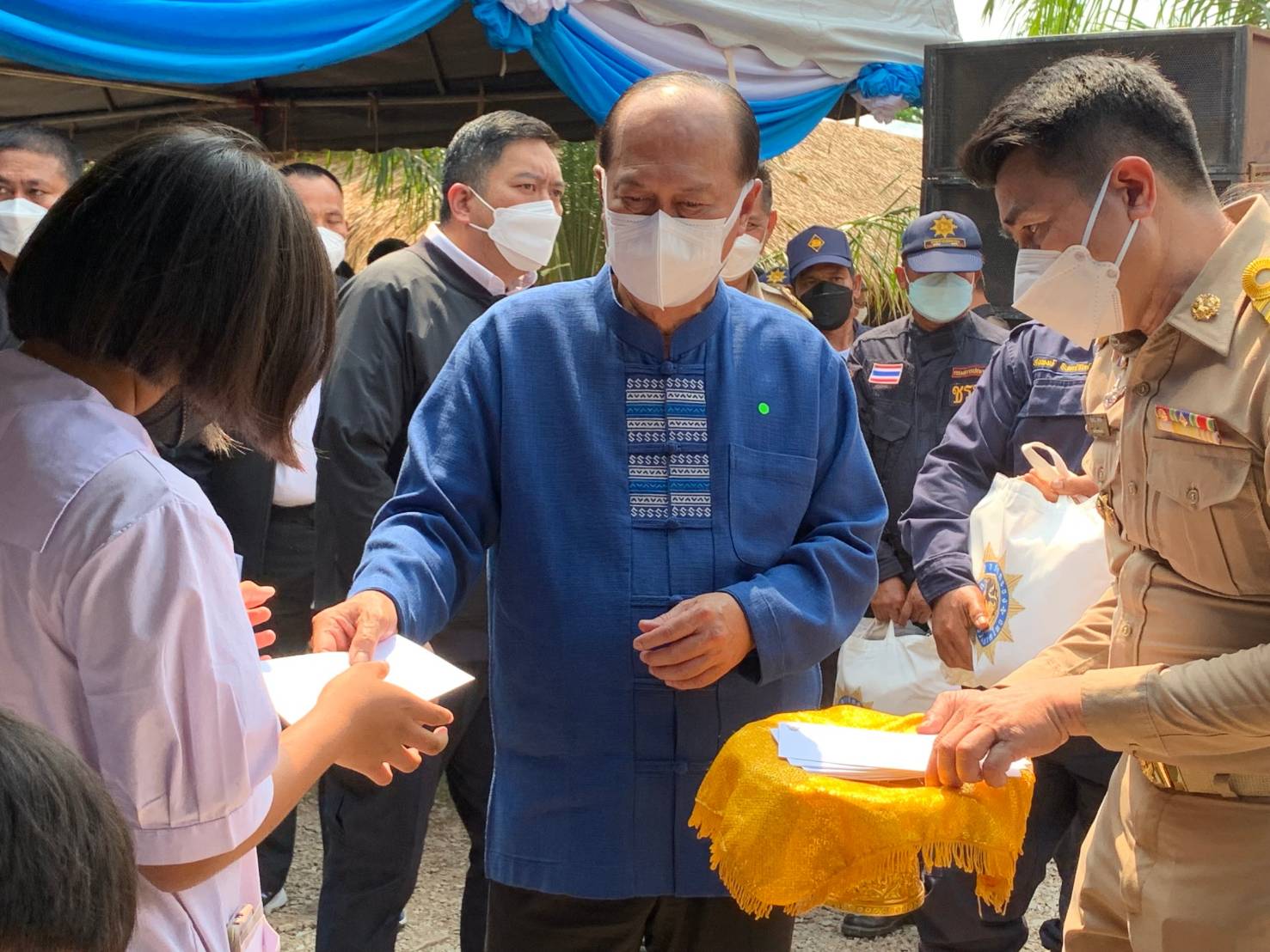 จังหวัดขอนแก่น “รัฐมนตรีว่าการกระทรวงมหาดไทย และคณะ ลงพื้นที่ตรวจเยี่ยมครัวเรือนเป้าหมายแก้ปัญหาความยากจนในอำเภอหนองเรือ จังหวัดขอนแก่น พร้อมให้กำลังใจครอบครัวเน้นย้ำทุกภาคส่วนบูรณาการ ช่วยเหลือเพื่อพัฒนา คุณภาพชีวิต ที่ดีขึ้นอย่างยั่งยืน