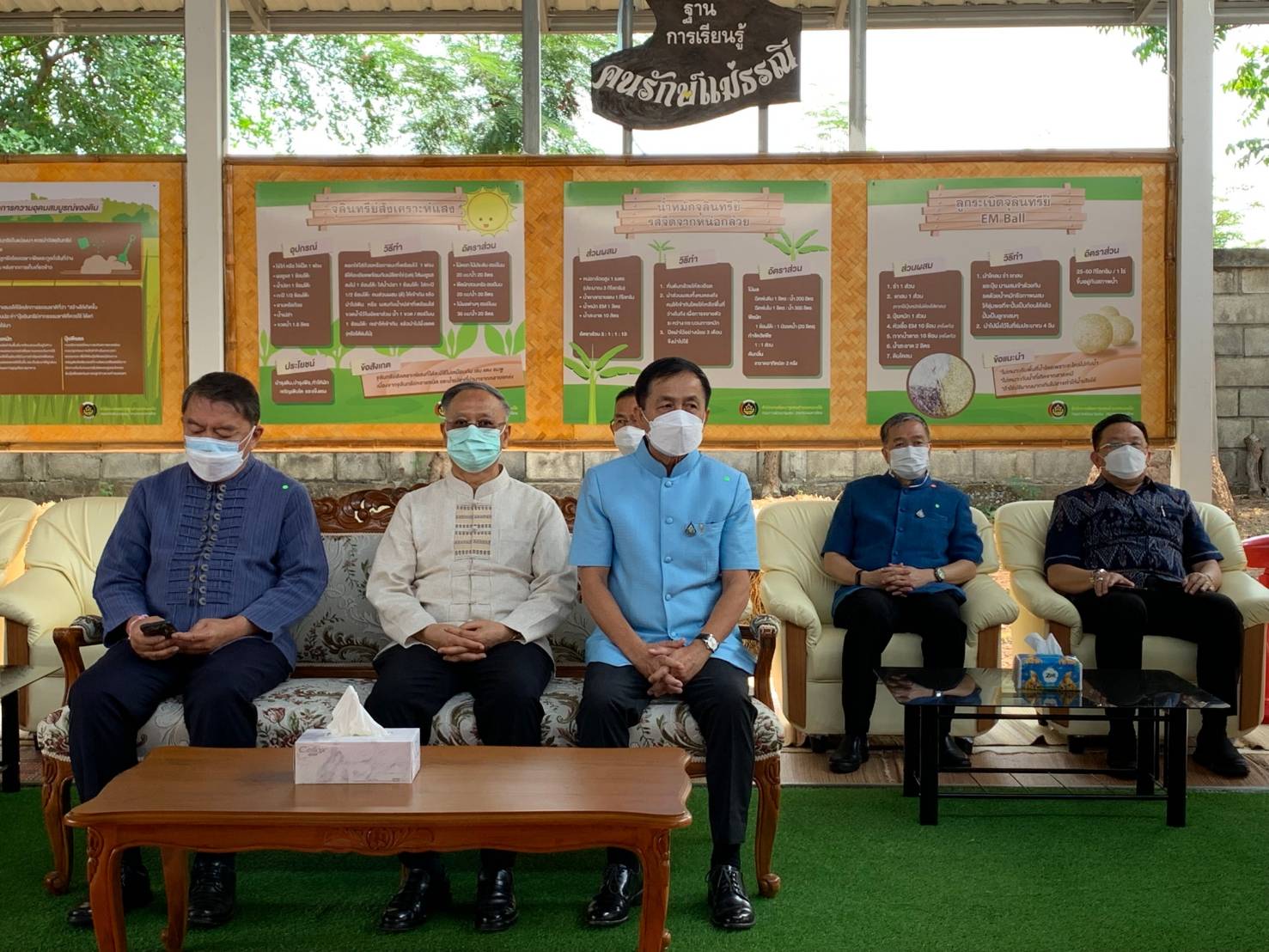 จังหวัดขอนแก่น “รัฐมนตรีว่าการกระทรวงมหาดไทย และคณะ ลงพื้นที่ตรวจเยี่ยมครัวเรือนเป้าหมายแก้ปัญหาความยากจนในอำเภอหนองเรือ จังหวัดขอนแก่น พร้อมให้กำลังใจครอบครัวเน้นย้ำทุกภาคส่วนบูรณาการ ช่วยเหลือเพื่อพัฒนา คุณภาพชีวิต ที่ดีขึ้นอย่างยั่งยืน