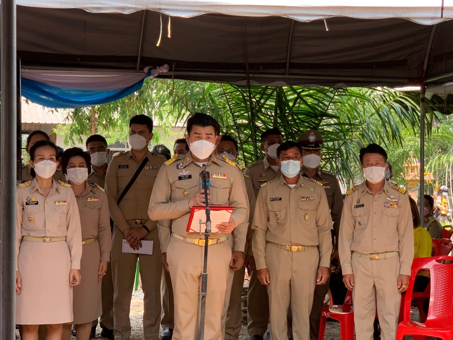 จังหวัดขอนแก่น “รัฐมนตรีว่าการกระทรวงมหาดไทย และคณะ ลงพื้นที่ตรวจเยี่ยมครัวเรือนเป้าหมายแก้ปัญหาความยากจนในอำเภอหนองเรือ จังหวัดขอนแก่น พร้อมให้กำลังใจครอบครัวเน้นย้ำทุกภาคส่วนบูรณาการ ช่วยเหลือเพื่อพัฒนา คุณภาพชีวิต ที่ดีขึ้นอย่างยั่งยืน
