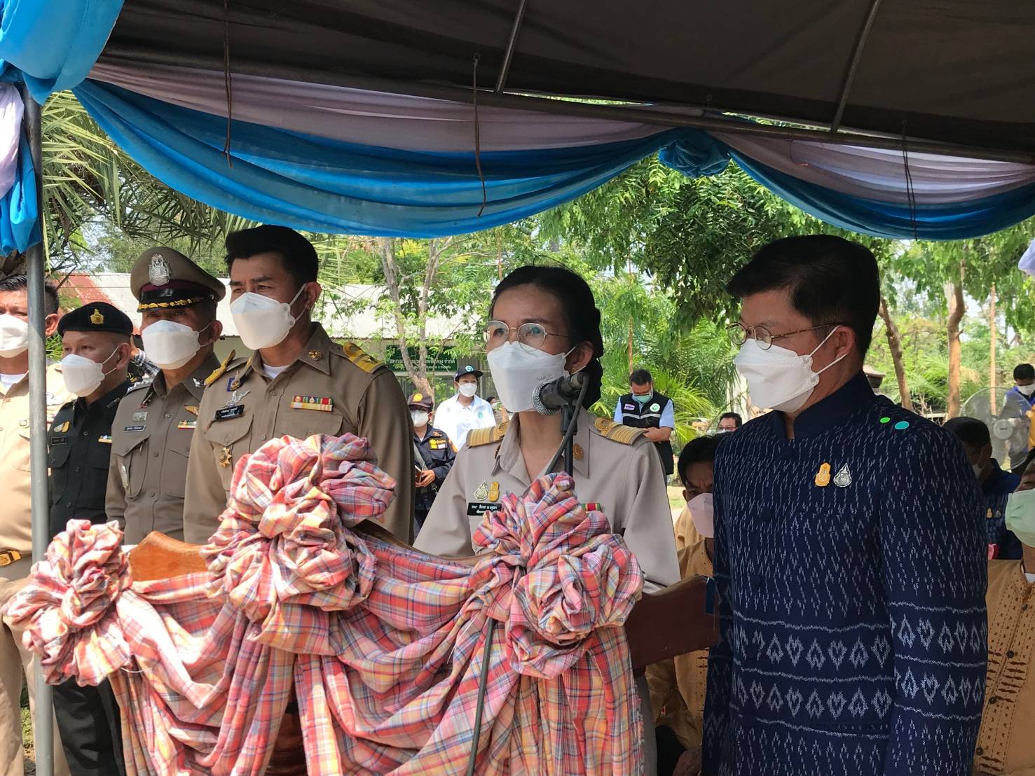 จังหวัดขอนแก่น “รัฐมนตรีว่าการกระทรวงมหาดไทย และคณะ ลงพื้นที่ตรวจเยี่ยมครัวเรือนเป้าหมายแก้ปัญหาความยากจนในอำเภอหนองเรือ จังหวัดขอนแก่น พร้อมให้กำลังใจครอบครัวเน้นย้ำทุกภาคส่วนบูรณาการ ช่วยเหลือเพื่อพัฒนา คุณภาพชีวิต ที่ดีขึ้นอย่างยั่งยืน