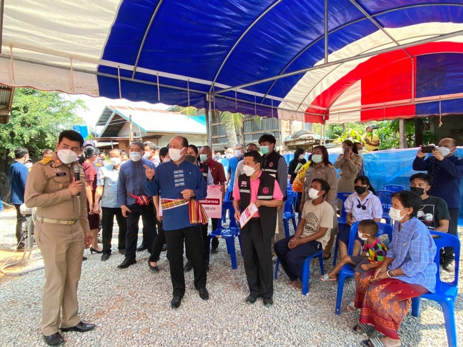 จังหวัดขอนแก่น “รัฐมนตรีว่าการกระทรวงมหาดไทย และคณะ ลงพื้นที่ตรวจเยี่ยมครัวเรือนเป้าหมายแก้ปัญหาความยากจนในอำเภอหนองเรือ จังหวัดขอนแก่น พร้อมให้กำลังใจครอบครัวเน้นย้ำทุกภาคส่วนบูรณาการ ช่วยเหลือเพื่อพัฒนา คุณภาพชีวิต ที่ดีขึ้นอย่างยั่งยืน