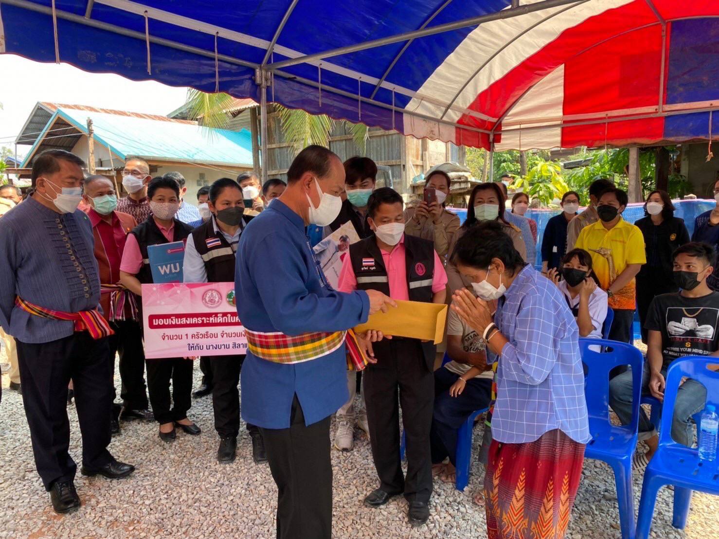 จังหวัดขอนแก่น “รัฐมนตรีว่าการกระทรวงมหาดไทย และคณะ ลงพื้นที่ตรวจเยี่ยมครัวเรือนเป้าหมายแก้ปัญหาความยากจนในอำเภอหนองเรือ จังหวัดขอนแก่น พร้อมให้กำลังใจครอบครัวเน้นย้ำทุกภาคส่วนบูรณาการ ช่วยเหลือเพื่อพัฒนา คุณภาพชีวิต ที่ดีขึ้นอย่างยั่งยืน