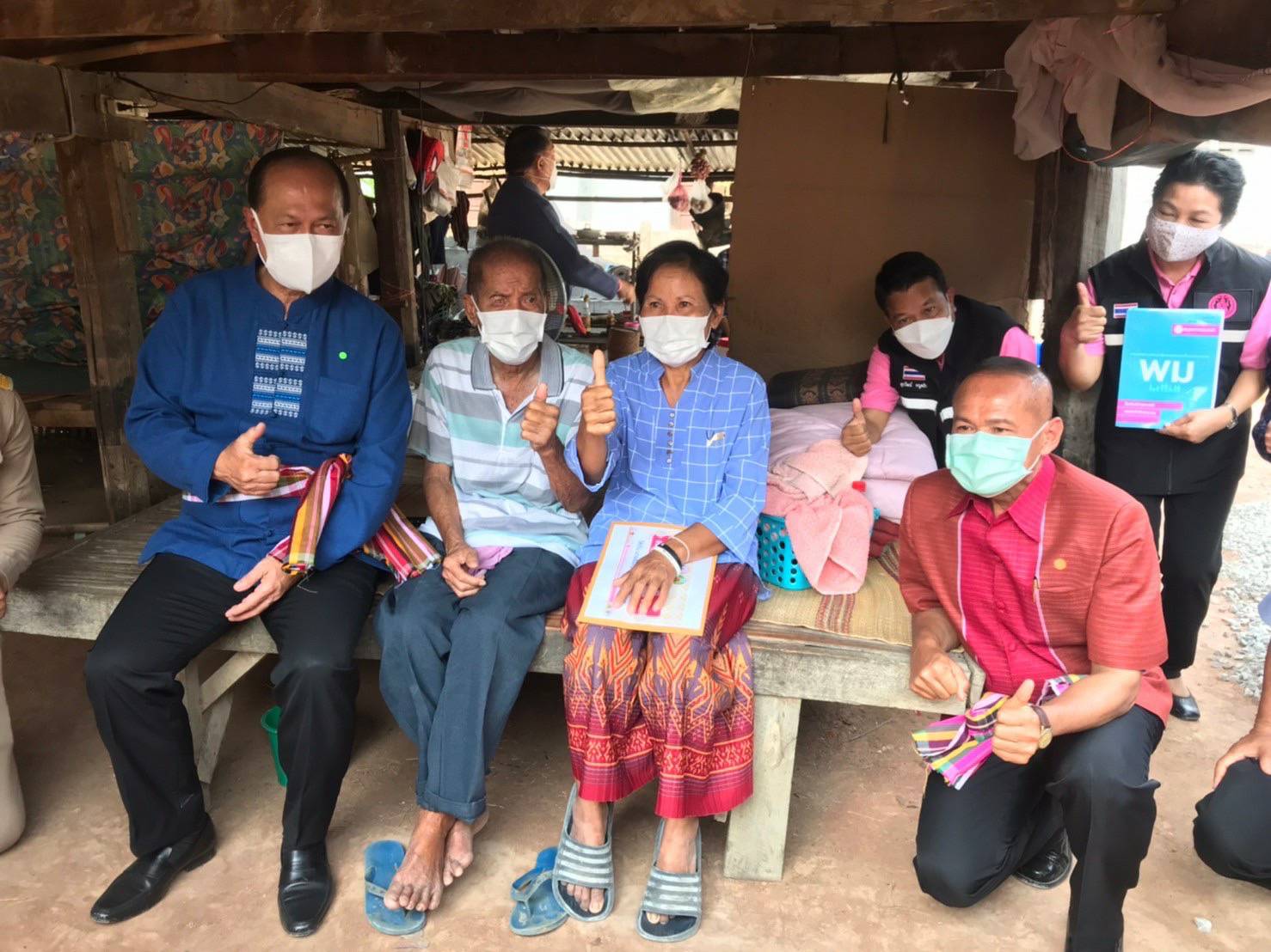 จังหวัดขอนแก่น “รัฐมนตรีว่าการกระทรวงมหาดไทย และคณะ ลงพื้นที่ตรวจเยี่ยมครัวเรือนเป้าหมายแก้ปัญหาความยากจนในอำเภอหนองเรือ จังหวัดขอนแก่น พร้อมให้กำลังใจครอบครัวเน้นย้ำทุกภาคส่วนบูรณาการ ช่วยเหลือเพื่อพัฒนา คุณภาพชีวิต ที่ดีขึ้นอย่างยั่งยืน