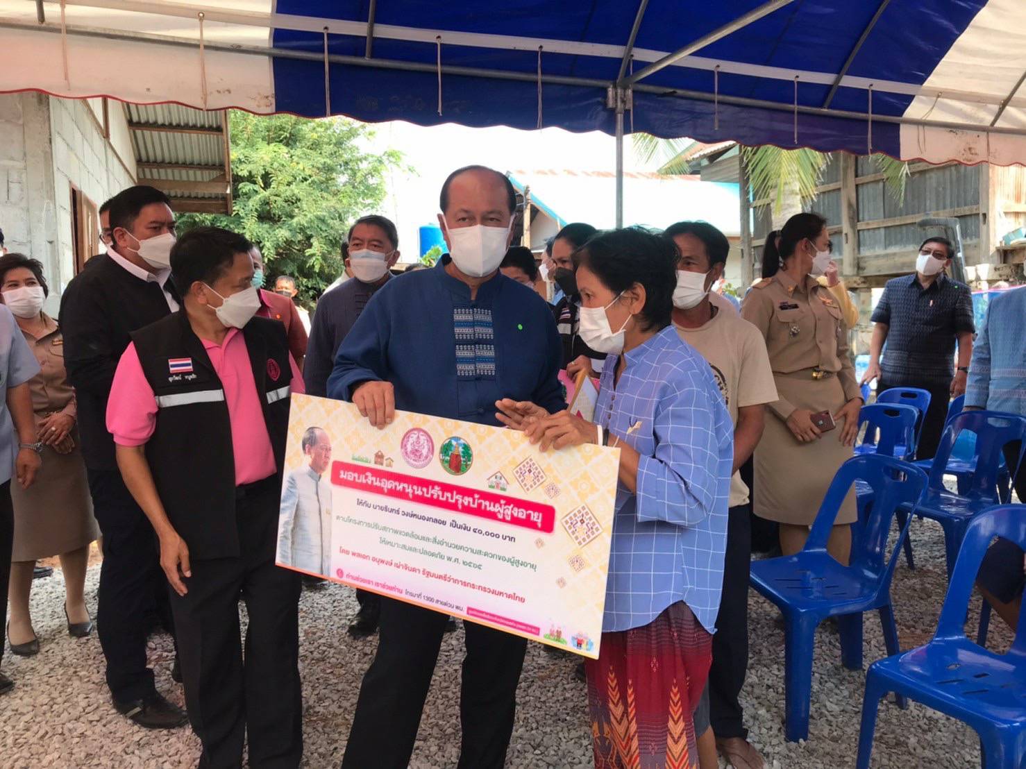 จังหวัดขอนแก่น “รัฐมนตรีว่าการกระทรวงมหาดไทย และคณะ ลงพื้นที่ตรวจเยี่ยมครัวเรือนเป้าหมายแก้ปัญหาความยากจนในอำเภอหนองเรือ จังหวัดขอนแก่น พร้อมให้กำลังใจครอบครัวเน้นย้ำทุกภาคส่วนบูรณาการ ช่วยเหลือเพื่อพัฒนา คุณภาพชีวิต ที่ดีขึ้นอย่างยั่งยืน