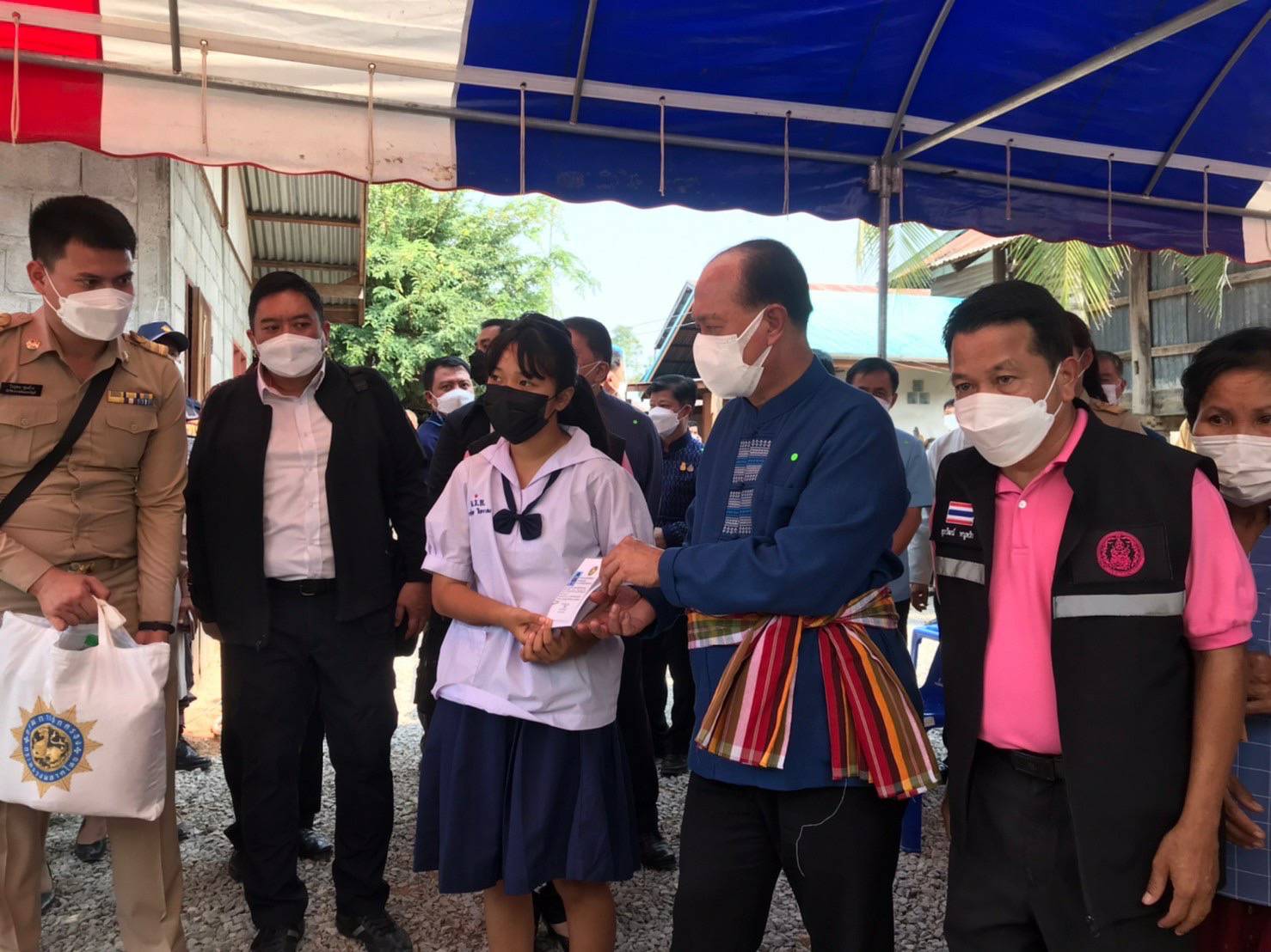 จังหวัดขอนแก่น “รัฐมนตรีว่าการกระทรวงมหาดไทย และคณะ ลงพื้นที่ตรวจเยี่ยมครัวเรือนเป้าหมายแก้ปัญหาความยากจนในอำเภอหนองเรือ จังหวัดขอนแก่น พร้อมให้กำลังใจครอบครัวเน้นย้ำทุกภาคส่วนบูรณาการ ช่วยเหลือเพื่อพัฒนา คุณภาพชีวิต ที่ดีขึ้นอย่างยั่งยืน