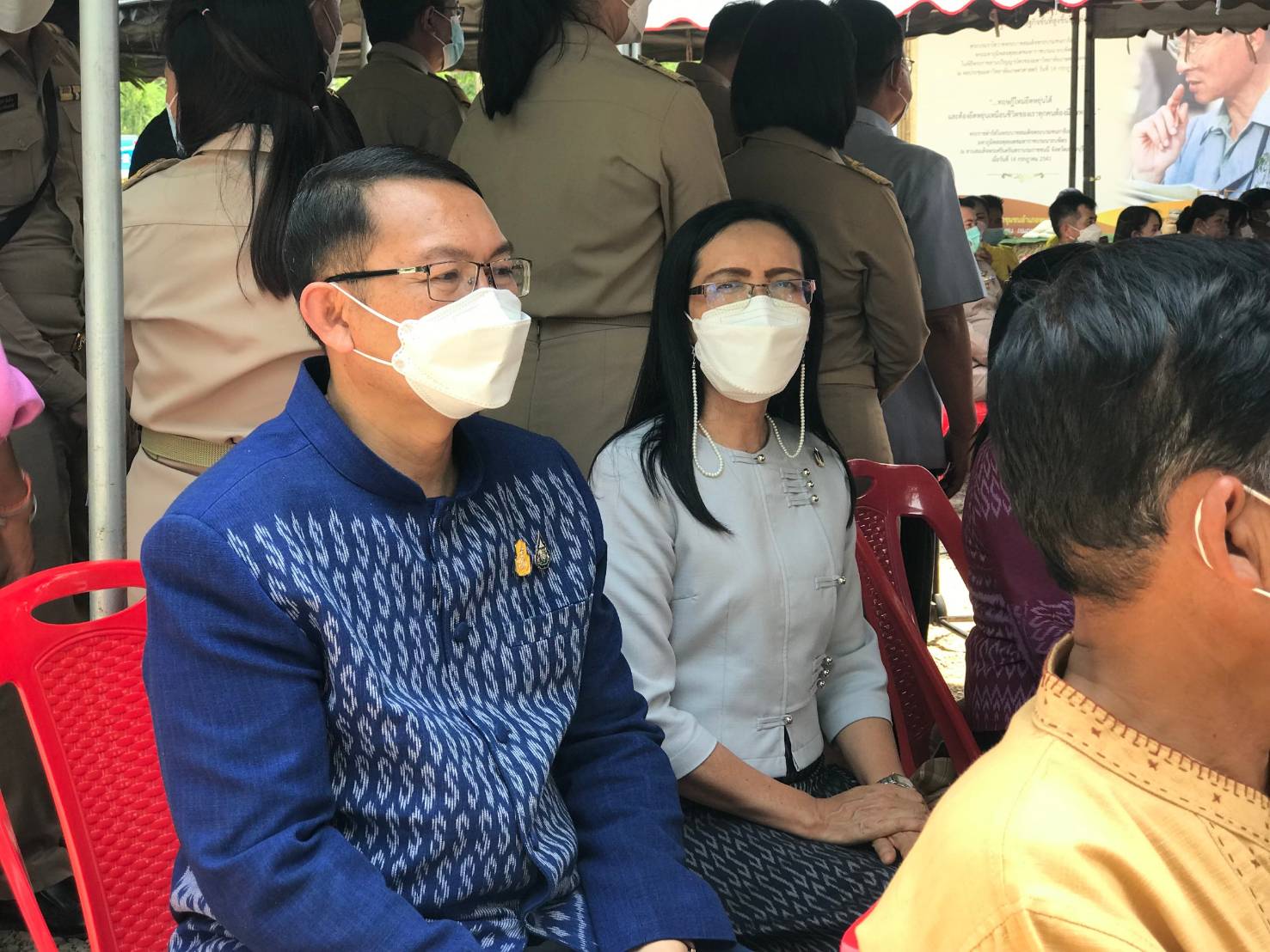 จังหวัดขอนแก่น “รัฐมนตรีว่าการกระทรวงมหาดไทย และคณะ ลงพื้นที่ตรวจเยี่ยมครัวเรือนเป้าหมายแก้ปัญหาความยากจนในอำเภอหนองเรือ จังหวัดขอนแก่น พร้อมให้กำลังใจครอบครัวเน้นย้ำทุกภาคส่วนบูรณาการ ช่วยเหลือเพื่อพัฒนา คุณภาพชีวิต ที่ดีขึ้นอย่างยั่งยืน