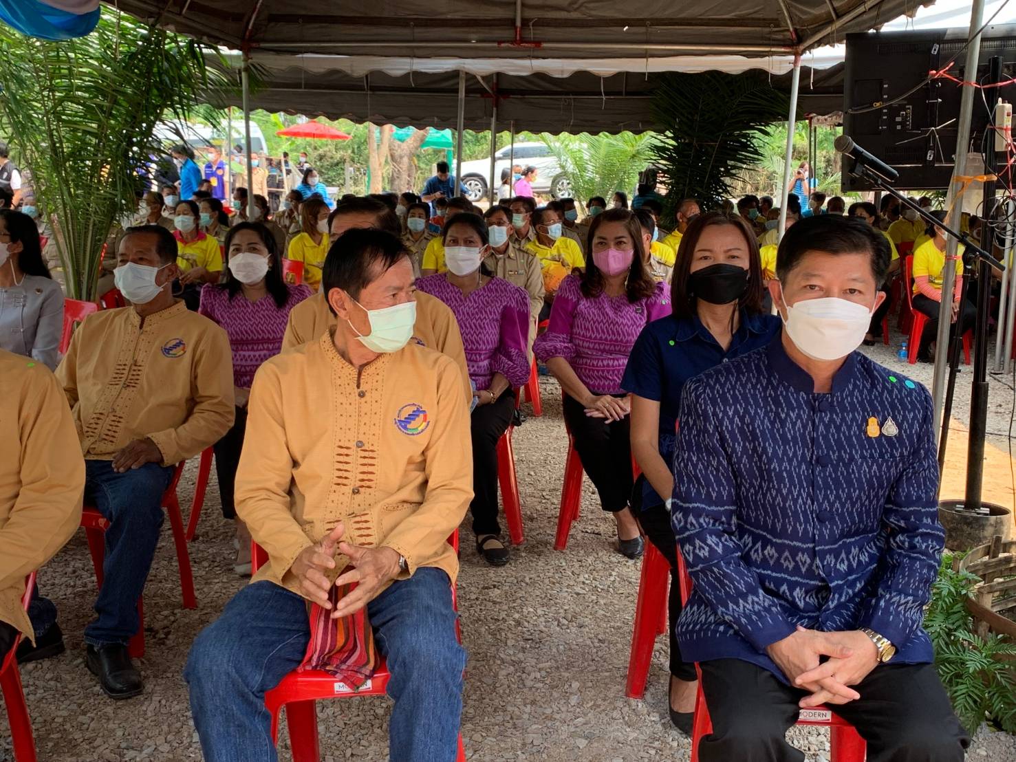 จังหวัดขอนแก่น “รัฐมนตรีว่าการกระทรวงมหาดไทย และคณะ ลงพื้นที่ตรวจเยี่ยมครัวเรือนเป้าหมายแก้ปัญหาความยากจนในอำเภอหนองเรือ จังหวัดขอนแก่น พร้อมให้กำลังใจครอบครัวเน้นย้ำทุกภาคส่วนบูรณาการ ช่วยเหลือเพื่อพัฒนา คุณภาพชีวิต ที่ดีขึ้นอย่างยั่งยืน