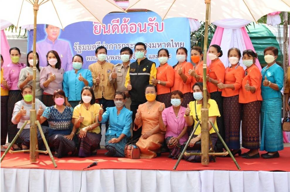 จังหวัดขอนแก่น “รัฐมนตรีว่าการกระทรวงมหาดไทย และคณะ ลงพื้นที่ตรวจเยี่ยมครัวเรือนเป้าหมายแก้ปัญหาความยากจนในอำเภอหนองเรือ จังหวัดขอนแก่น พร้อมให้กำลังใจครอบครัวเน้นย้ำทุกภาคส่วนบูรณาการ ช่วยเหลือเพื่อพัฒนา คุณภาพชีวิต ที่ดีขึ้นอย่างยั่งยืน