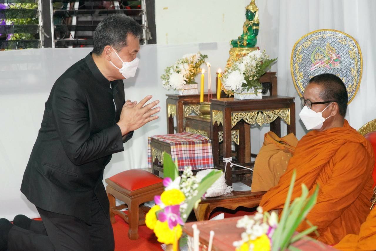 จังหวัดขอนแก่น : นายสุทธิพงษ์ จุลเจริญ ปลัดกระทรวงมหาดไทย พร้อมด้วยนายกสมาคมแม่บ้านมหาดไทย นำทีมผู้บริหารกระทรวงมหาดไทย ผู้บริหารกรมการพัฒนาชุมชน เป็นเจ้าภาพในพิธีบำเพ็ญกุศลสวดพระอภิธรรมศพคุณแม่บัวภา น้อยผาง มารดานายนิวัติ น้อยผาง รองอธิบดีกรมการพัฒนาชุมชน