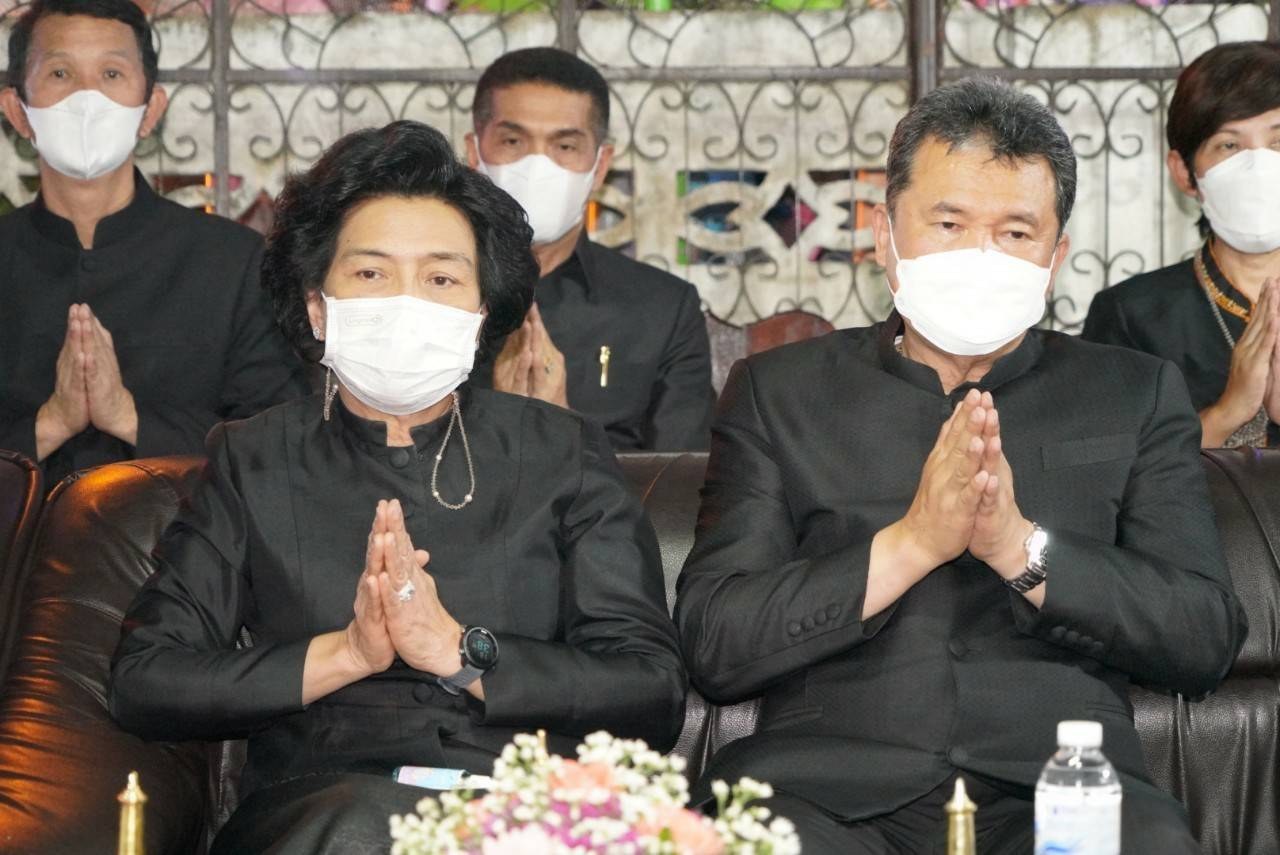 จังหวัดขอนแก่น : นายสุทธิพงษ์ จุลเจริญ ปลัดกระทรวงมหาดไทย พร้อมด้วยนายกสมาคมแม่บ้านมหาดไทย นำทีมผู้บริหารกระทรวงมหาดไทย ผู้บริหารกรมการพัฒนาชุมชน เป็นเจ้าภาพในพิธีบำเพ็ญกุศลสวดพระอภิธรรมศพคุณแม่บัวภา น้อยผาง มารดานายนิวัติ น้อยผาง รองอธิบดีกรมการพัฒนาชุมชน