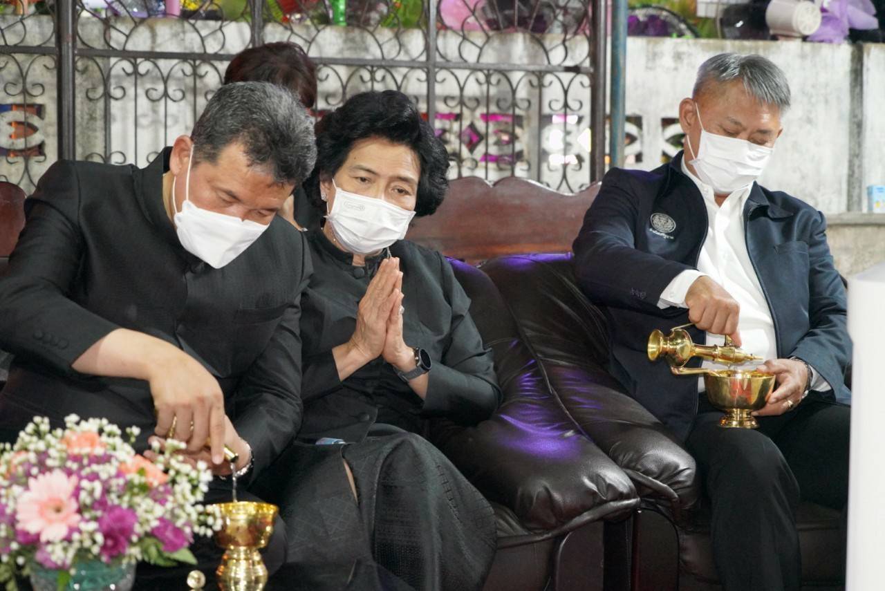 จังหวัดขอนแก่น : นายสุทธิพงษ์ จุลเจริญ ปลัดกระทรวงมหาดไทย พร้อมด้วยนายกสมาคมแม่บ้านมหาดไทย นำทีมผู้บริหารกระทรวงมหาดไทย ผู้บริหารกรมการพัฒนาชุมชน เป็นเจ้าภาพในพิธีบำเพ็ญกุศลสวดพระอภิธรรมศพคุณแม่บัวภา น้อยผาง มารดานายนิวัติ น้อยผาง รองอธิบดีกรมการพัฒนาชุมชน