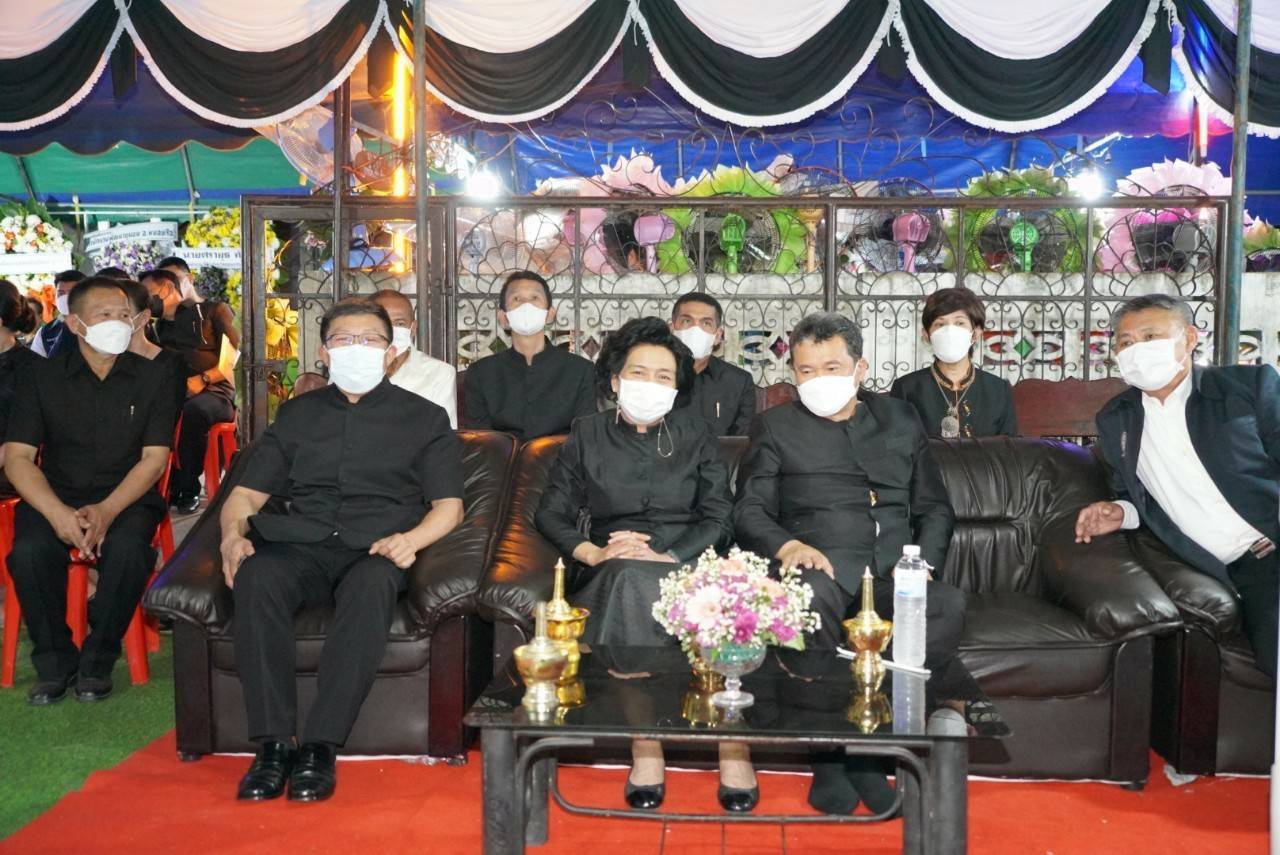 จังหวัดขอนแก่น : นายสุทธิพงษ์ จุลเจริญ ปลัดกระทรวงมหาดไทย พร้อมด้วยนายกสมาคมแม่บ้านมหาดไทย นำทีมผู้บริหารกระทรวงมหาดไทย ผู้บริหารกรมการพัฒนาชุมชน เป็นเจ้าภาพในพิธีบำเพ็ญกุศลสวดพระอภิธรรมศพคุณแม่บัวภา น้อยผาง มารดานายนิวัติ น้อยผาง รองอธิบดีกรมการพัฒนาชุมชน