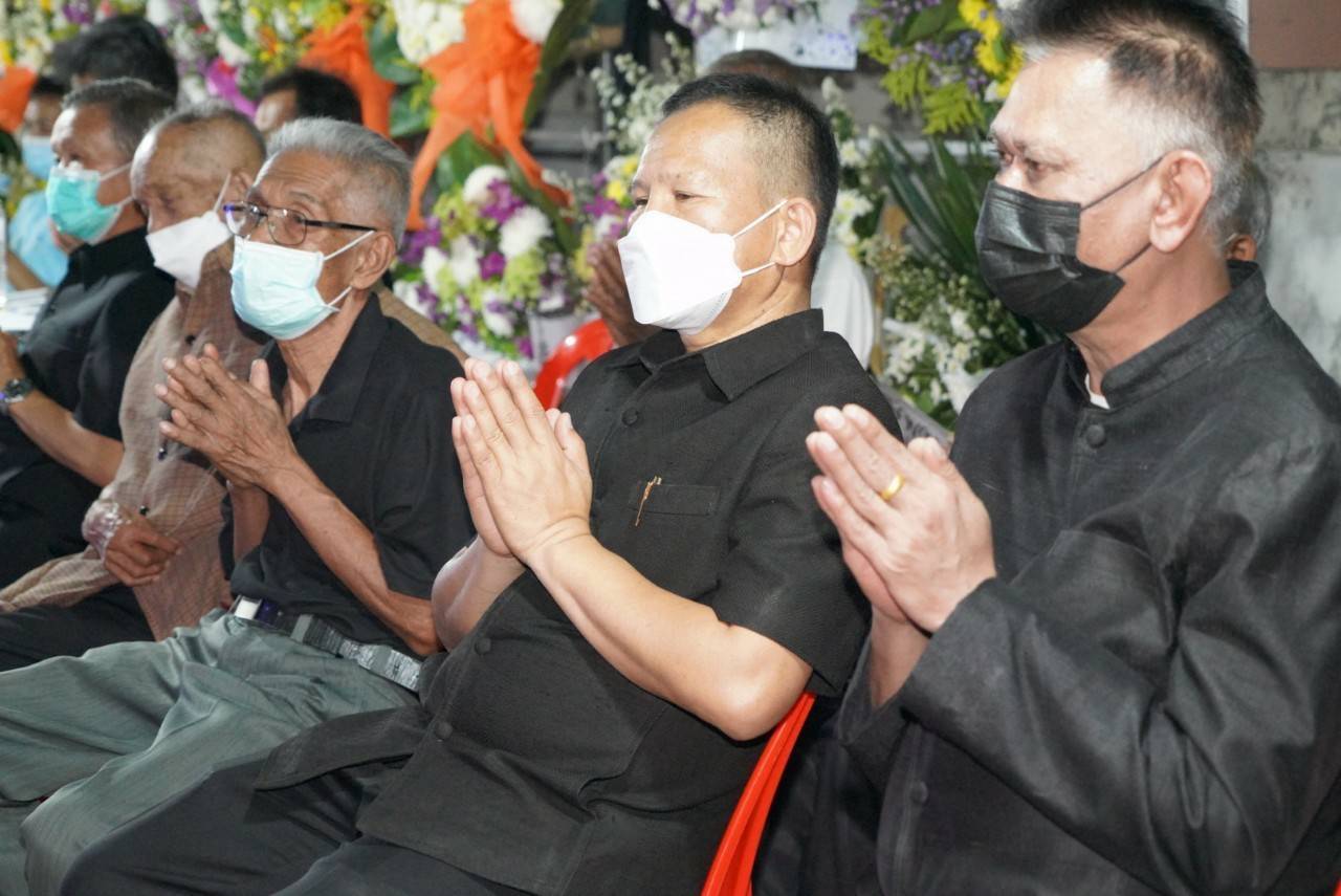 จังหวัดขอนแก่น : นายสุทธิพงษ์ จุลเจริญ ปลัดกระทรวงมหาดไทย พร้อมด้วยนายกสมาคมแม่บ้านมหาดไทย นำทีมผู้บริหารกระทรวงมหาดไทย ผู้บริหารกรมการพัฒนาชุมชน เป็นเจ้าภาพในพิธีบำเพ็ญกุศลสวดพระอภิธรรมศพคุณแม่บัวภา น้อยผาง มารดานายนิวัติ น้อยผาง รองอธิบดีกรมการพัฒนาชุมชน