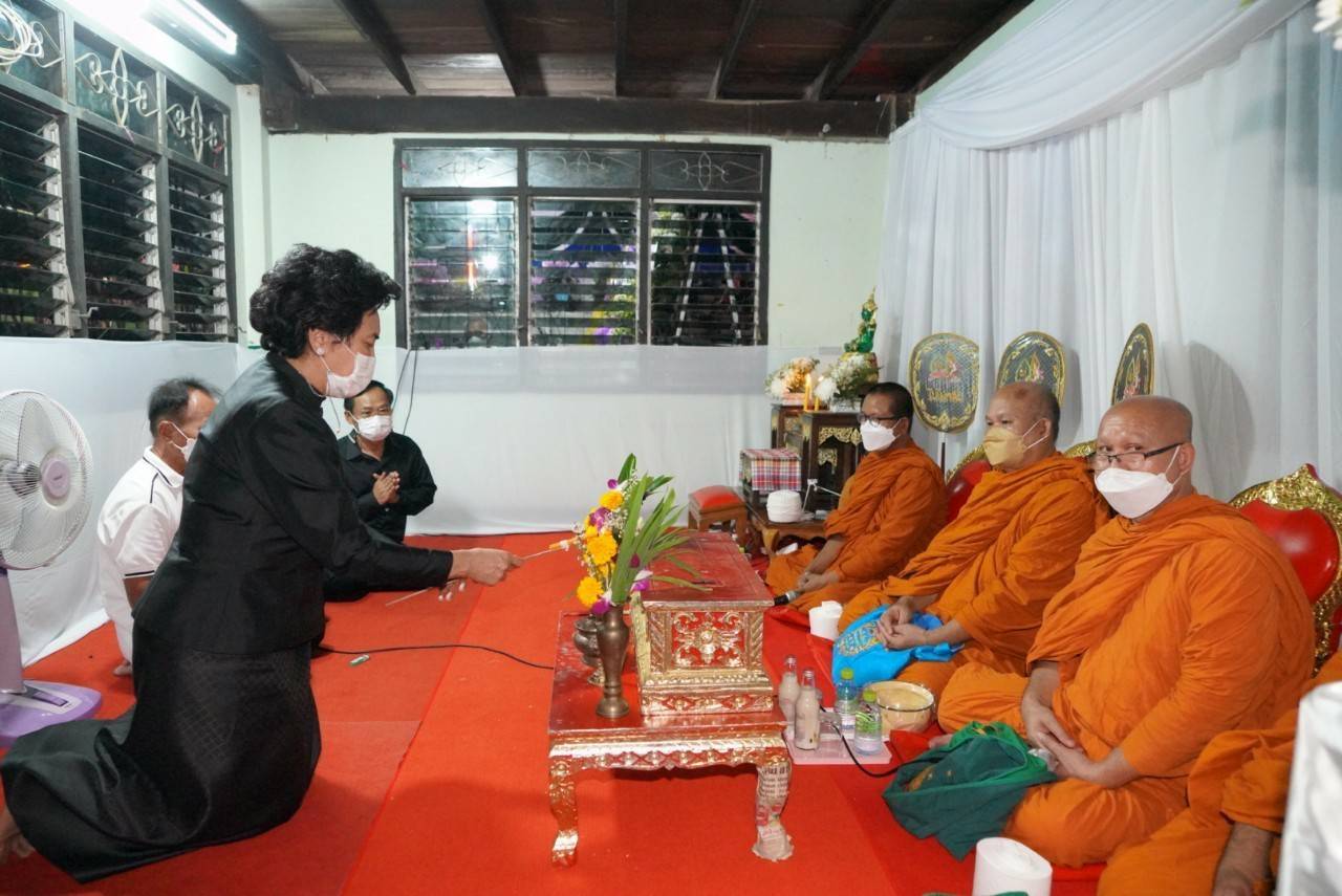 จังหวัดขอนแก่น : นายสุทธิพงษ์ จุลเจริญ ปลัดกระทรวงมหาดไทย พร้อมด้วยนายกสมาคมแม่บ้านมหาดไทย นำทีมผู้บริหารกระทรวงมหาดไทย ผู้บริหารกรมการพัฒนาชุมชน เป็นเจ้าภาพในพิธีบำเพ็ญกุศลสวดพระอภิธรรมศพคุณแม่บัวภา น้อยผาง มารดานายนิวัติ น้อยผาง รองอธิบดีกรมการพัฒนาชุมชน