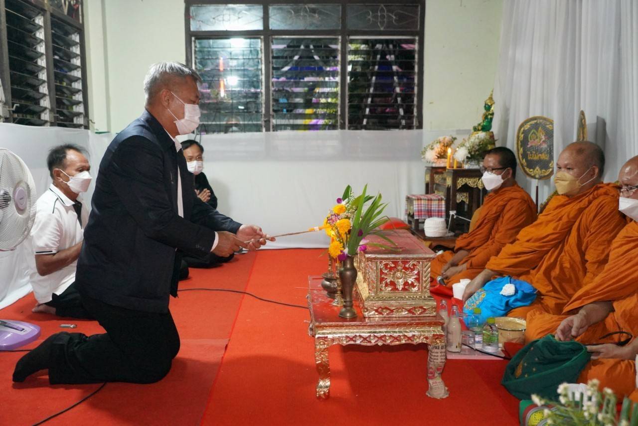 จังหวัดขอนแก่น : นายสุทธิพงษ์ จุลเจริญ ปลัดกระทรวงมหาดไทย พร้อมด้วยนายกสมาคมแม่บ้านมหาดไทย นำทีมผู้บริหารกระทรวงมหาดไทย ผู้บริหารกรมการพัฒนาชุมชน เป็นเจ้าภาพในพิธีบำเพ็ญกุศลสวดพระอภิธรรมศพคุณแม่บัวภา น้อยผาง มารดานายนิวัติ น้อยผาง รองอธิบดีกรมการพัฒนาชุมชน