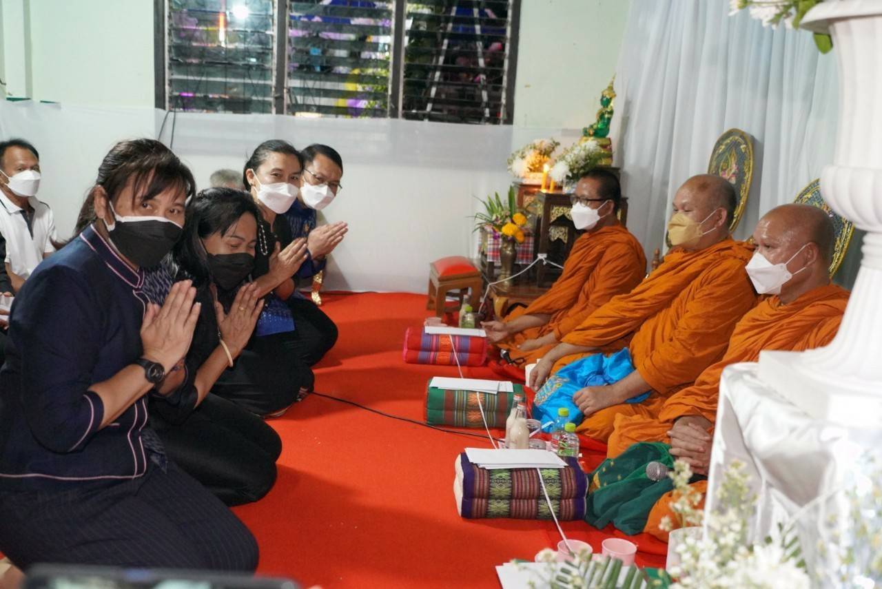 จังหวัดขอนแก่น : นายสุทธิพงษ์ จุลเจริญ ปลัดกระทรวงมหาดไทย พร้อมด้วยนายกสมาคมแม่บ้านมหาดไทย นำทีมผู้บริหารกระทรวงมหาดไทย ผู้บริหารกรมการพัฒนาชุมชน เป็นเจ้าภาพในพิธีบำเพ็ญกุศลสวดพระอภิธรรมศพคุณแม่บัวภา น้อยผาง มารดานายนิวัติ น้อยผาง รองอธิบดีกรมการพัฒนาชุมชน