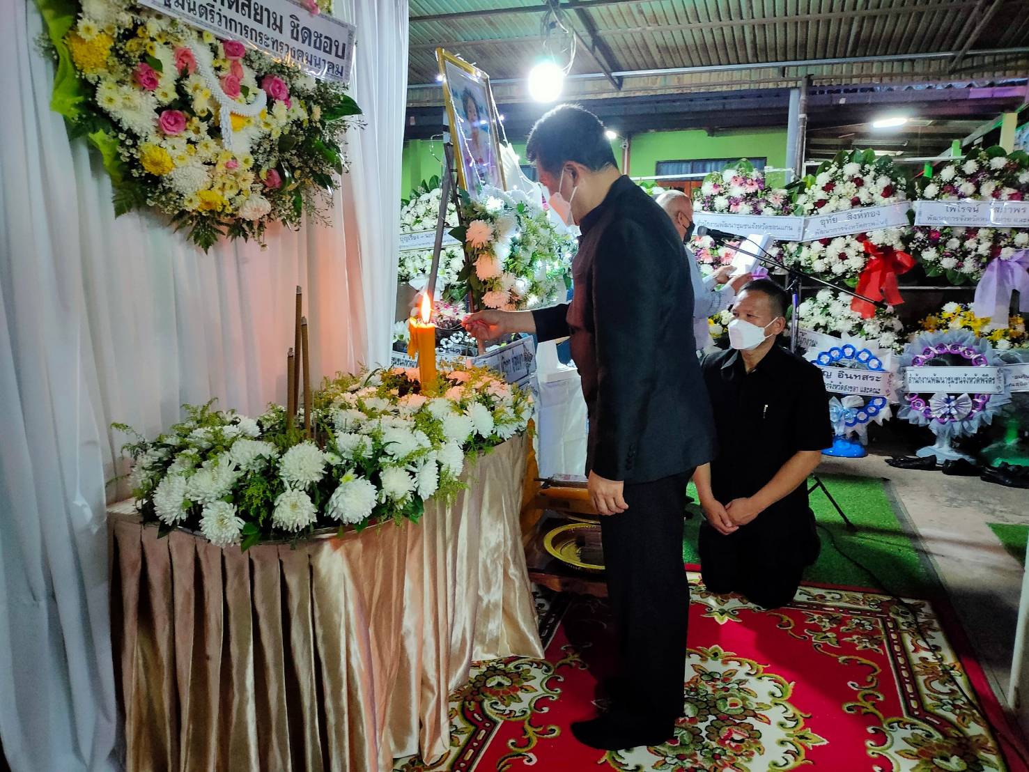 จังหวัดขอนแก่น : นายสุทธิพงษ์ จุลเจริญ ปลัดกระทรวงมหาดไทย พร้อมด้วยนายกสมาคมแม่บ้านมหาดไทย นำทีมผู้บริหารกระทรวงมหาดไทย ผู้บริหารกรมการพัฒนาชุมชน เป็นเจ้าภาพในพิธีบำเพ็ญกุศลสวดพระอภิธรรมศพคุณแม่บัวภา น้อยผาง มารดานายนิวัติ น้อยผาง รองอธิบดีกรมการพัฒนาชุมชน