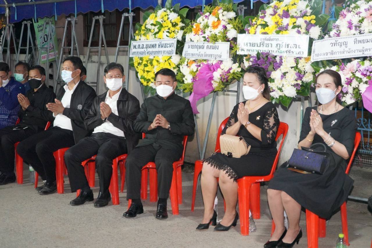 จังหวัดขอนแก่น : นายสุทธิพงษ์ จุลเจริญ ปลัดกระทรวงมหาดไทย พร้อมด้วยนายกสมาคมแม่บ้านมหาดไทย นำทีมผู้บริหารกระทรวงมหาดไทย ผู้บริหารกรมการพัฒนาชุมชน เป็นเจ้าภาพในพิธีบำเพ็ญกุศลสวดพระอภิธรรมศพคุณแม่บัวภา น้อยผาง มารดานายนิวัติ น้อยผาง รองอธิบดีกรมการพัฒนาชุมชน