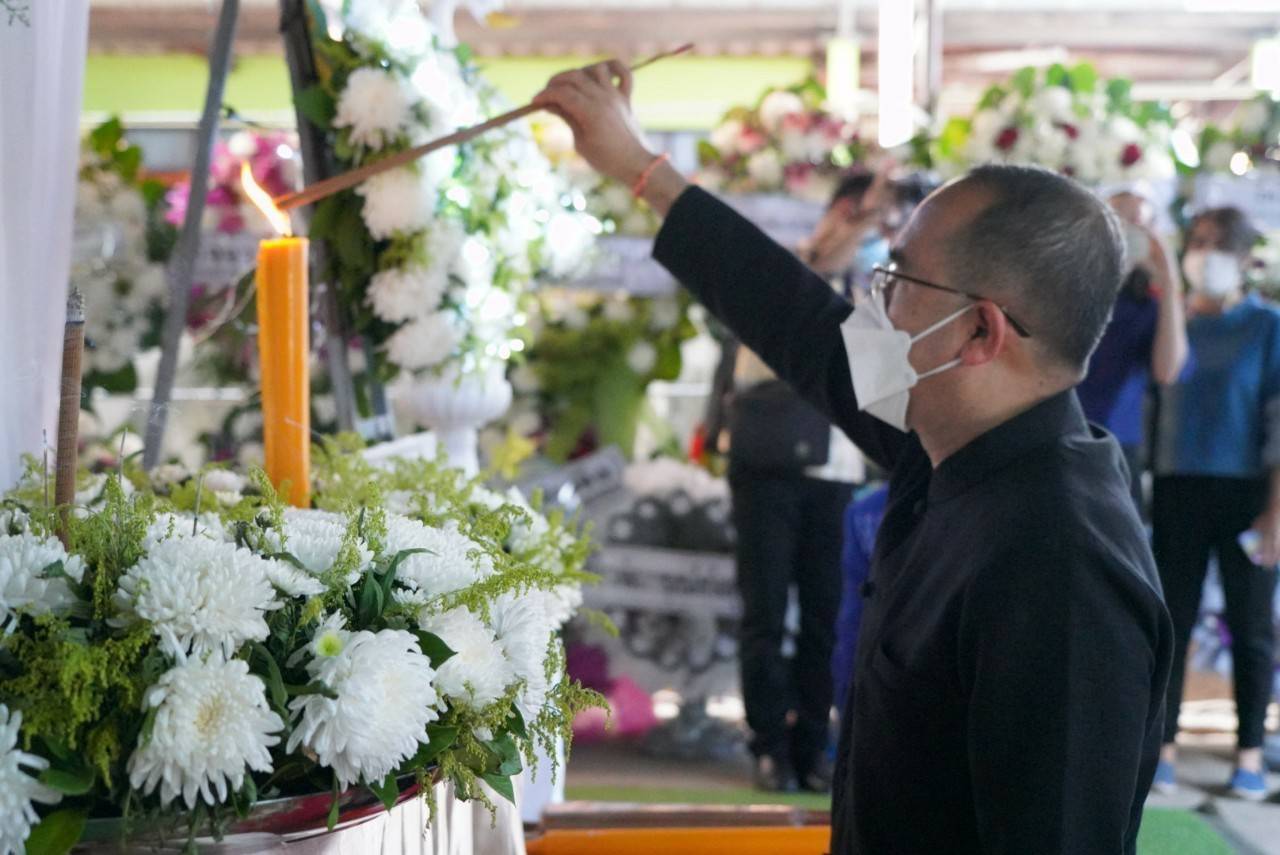จังหวัดขอนแก่น : นายสุทธิพงษ์ จุลเจริญ ปลัดกระทรวงมหาดไทย พร้อมด้วยนายกสมาคมแม่บ้านมหาดไทย นำทีมผู้บริหารกระทรวงมหาดไทย ผู้บริหารกรมการพัฒนาชุมชน เป็นเจ้าภาพในพิธีบำเพ็ญกุศลสวดพระอภิธรรมศพคุณแม่บัวภา น้อยผาง มารดานายนิวัติ น้อยผาง รองอธิบดีกรมการพัฒนาชุมชน