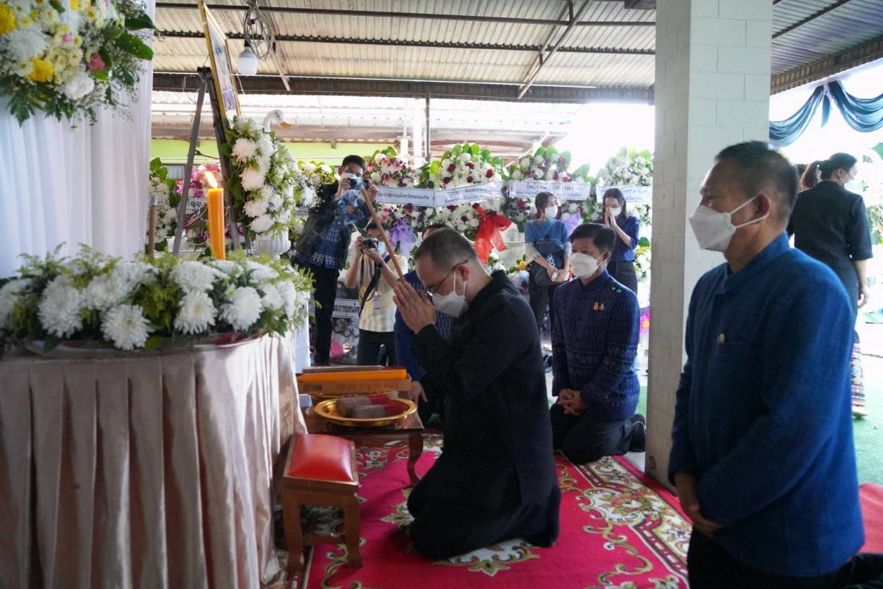 จังหวัดขอนแก่น : นายสุทธิพงษ์ จุลเจริญ ปลัดกระทรวงมหาดไทย พร้อมด้วยนายกสมาคมแม่บ้านมหาดไทย นำทีมผู้บริหารกระทรวงมหาดไทย ผู้บริหารกรมการพัฒนาชุมชน เป็นเจ้าภาพในพิธีบำเพ็ญกุศลสวดพระอภิธรรมศพคุณแม่บัวภา น้อยผาง มารดานายนิวัติ น้อยผาง รองอธิบดีกรมการพัฒนาชุมชน