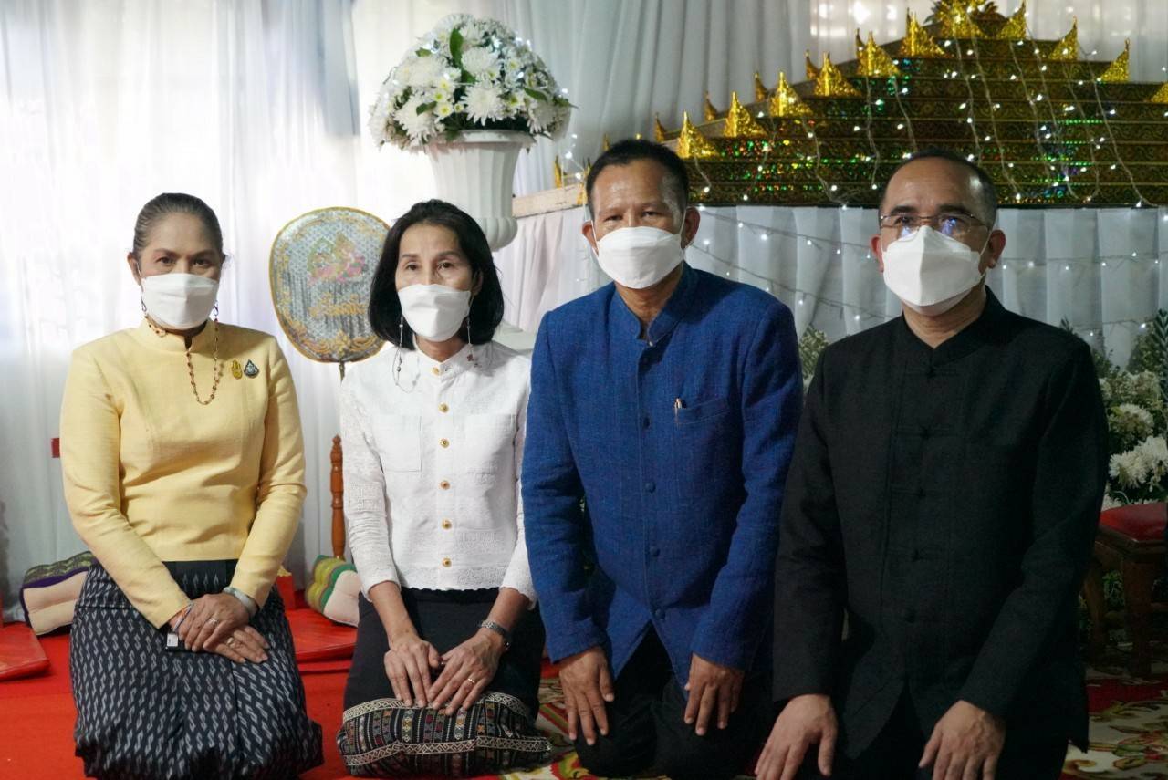 จังหวัดขอนแก่น : นายสุทธิพงษ์ จุลเจริญ ปลัดกระทรวงมหาดไทย พร้อมด้วยนายกสมาคมแม่บ้านมหาดไทย นำทีมผู้บริหารกระทรวงมหาดไทย ผู้บริหารกรมการพัฒนาชุมชน เป็นเจ้าภาพในพิธีบำเพ็ญกุศลสวดพระอภิธรรมศพคุณแม่บัวภา น้อยผาง มารดานายนิวัติ น้อยผาง รองอธิบดีกรมการพัฒนาชุมชน