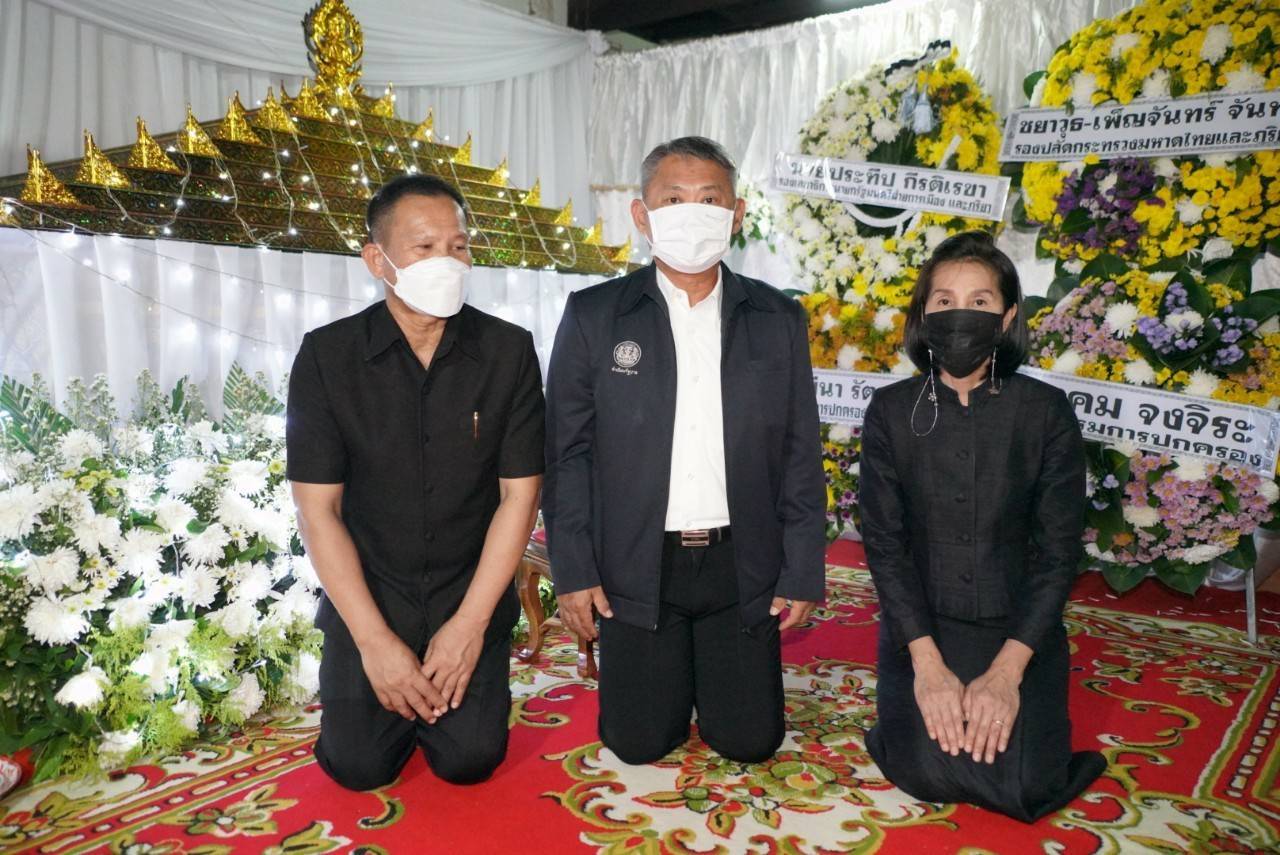 จังหวัดขอนแก่น : นายสุทธิพงษ์ จุลเจริญ ปลัดกระทรวงมหาดไทย พร้อมด้วยนายกสมาคมแม่บ้านมหาดไทย นำทีมผู้บริหารกระทรวงมหาดไทย ผู้บริหารกรมการพัฒนาชุมชน เป็นเจ้าภาพในพิธีบำเพ็ญกุศลสวดพระอภิธรรมศพคุณแม่บัวภา น้อยผาง มารดานายนิวัติ น้อยผาง รองอธิบดีกรมการพัฒนาชุมชน