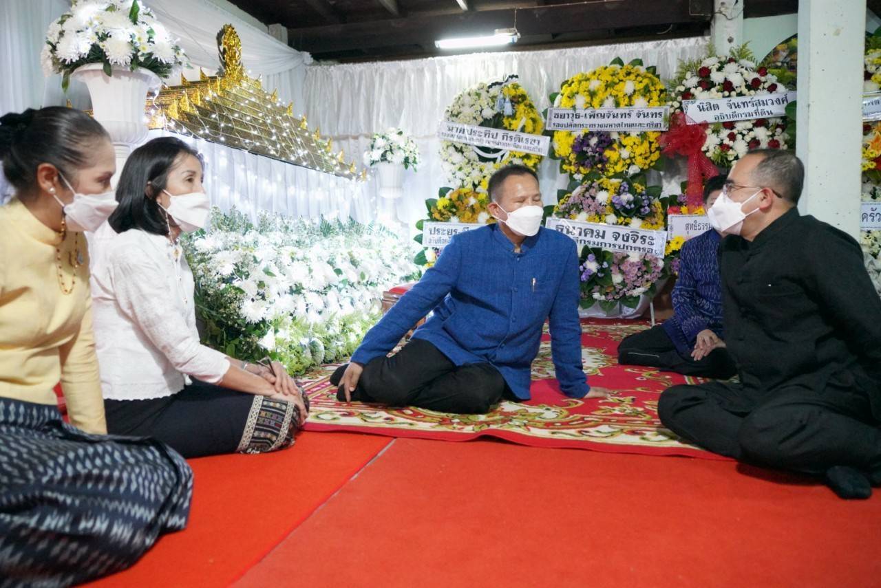 จังหวัดขอนแก่น : นายสุทธิพงษ์ จุลเจริญ ปลัดกระทรวงมหาดไทย พร้อมด้วยนายกสมาคมแม่บ้านมหาดไทย นำทีมผู้บริหารกระทรวงมหาดไทย ผู้บริหารกรมการพัฒนาชุมชน เป็นเจ้าภาพในพิธีบำเพ็ญกุศลสวดพระอภิธรรมศพคุณแม่บัวภา น้อยผาง มารดานายนิวัติ น้อยผาง รองอธิบดีกรมการพัฒนาชุมชน